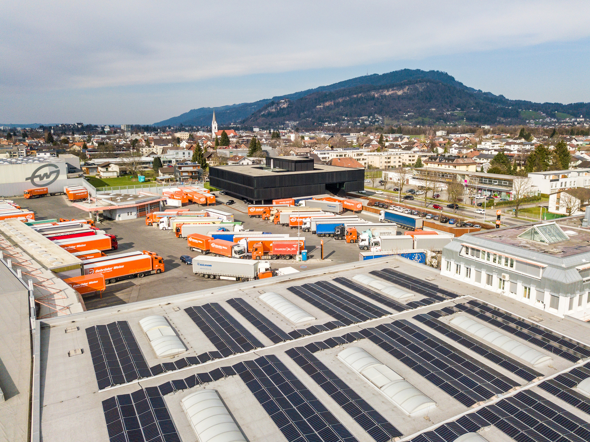 Die neue Photovoltaikanlage am Standort Lauterach / Vorarlberg produziert 440 Megawattstunden Strom pro Jahr.  Foto: Gebrüder Weiss / Sams