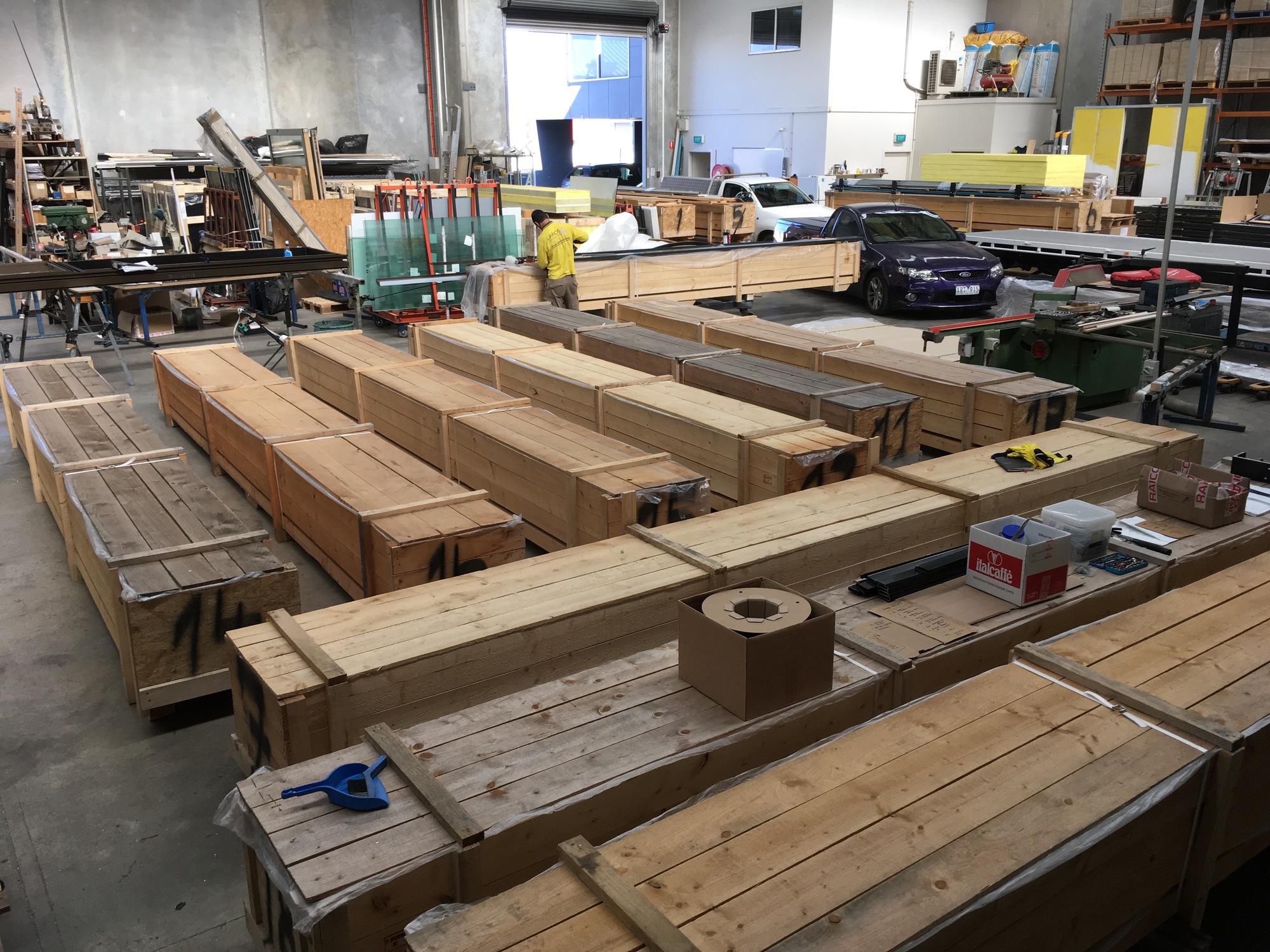 Holzkisten an Containergrößen angepasst, randvoll mit verarbeitetem Raico Material gefüllt, nummeriert und codiert. Verladebereit in Melbourne. Foto: Raico