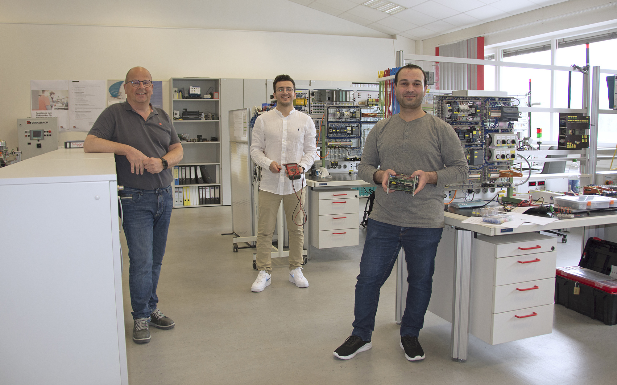 Noori Abdulhamed (Mitte) und Ahmad Altawil (Rechts) mit ihrem Ausbilder Erich Rößner (Links) im Ausbildungszentrum der Grenzebach Maschinenbau GmbH in Hamlar. Foto: Grenzebach