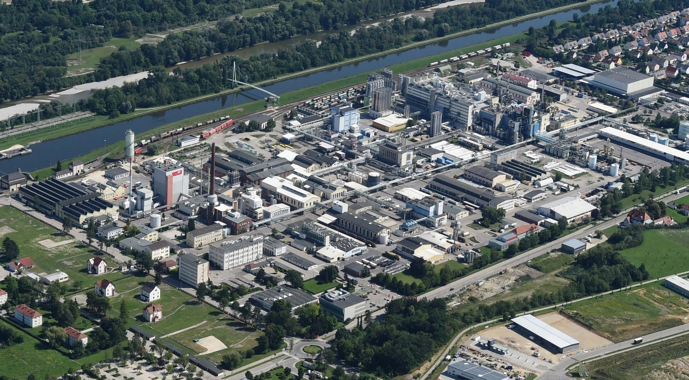 Im Industriepark Gersthofen sind rund 1.200 Menschen beschäftigt, darunter knapp 100 Auszubildende. Sie haben ihren Ausbildungsvertrag mit der Standortbetreibergesellschaft MVV abgeschlossen. Foto: MVV