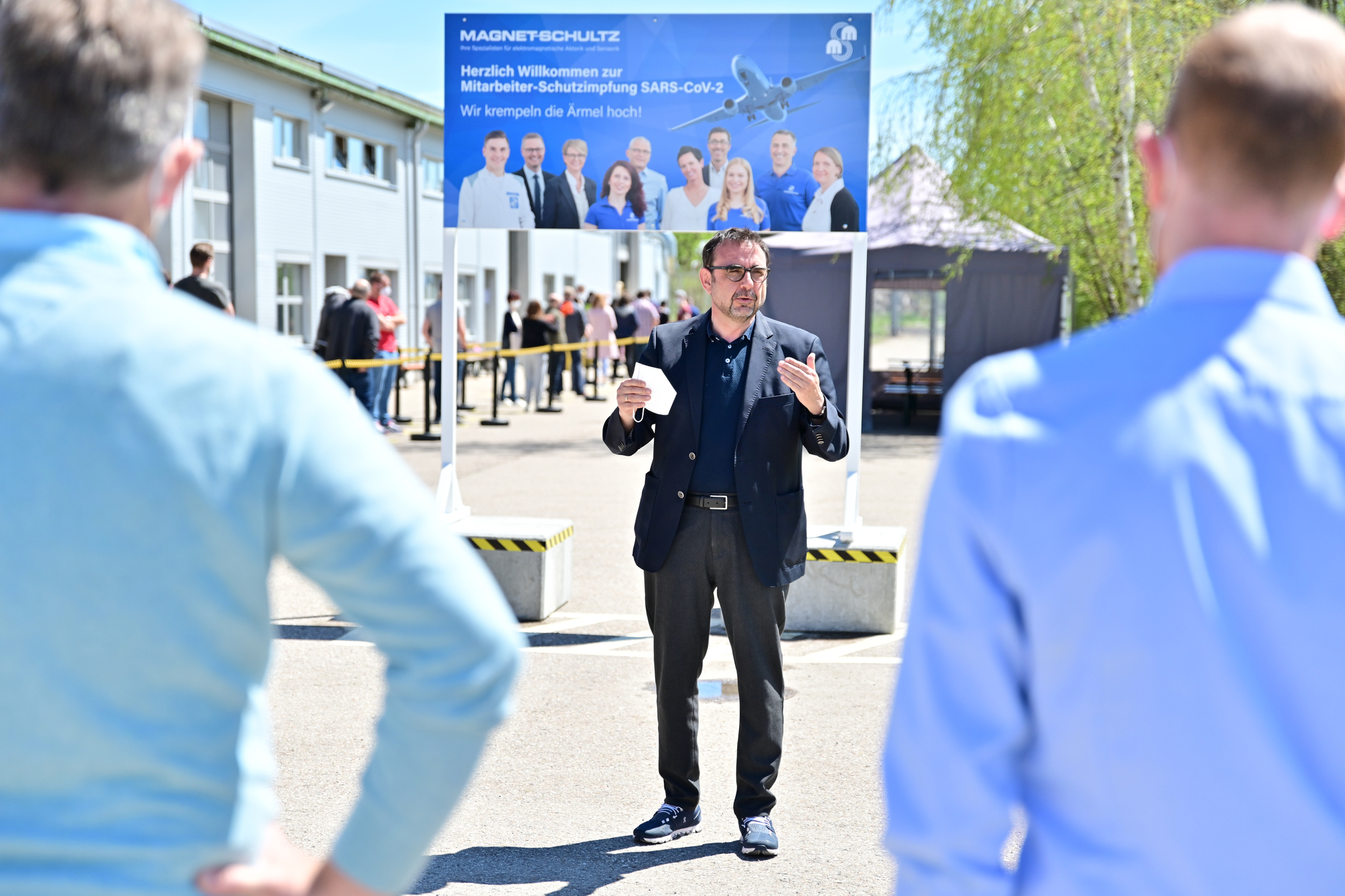 Der bayerische Gesundheitsminister Klaus Holetschek beim Besuch des Unternehmens. Foto: Magnet Schultz