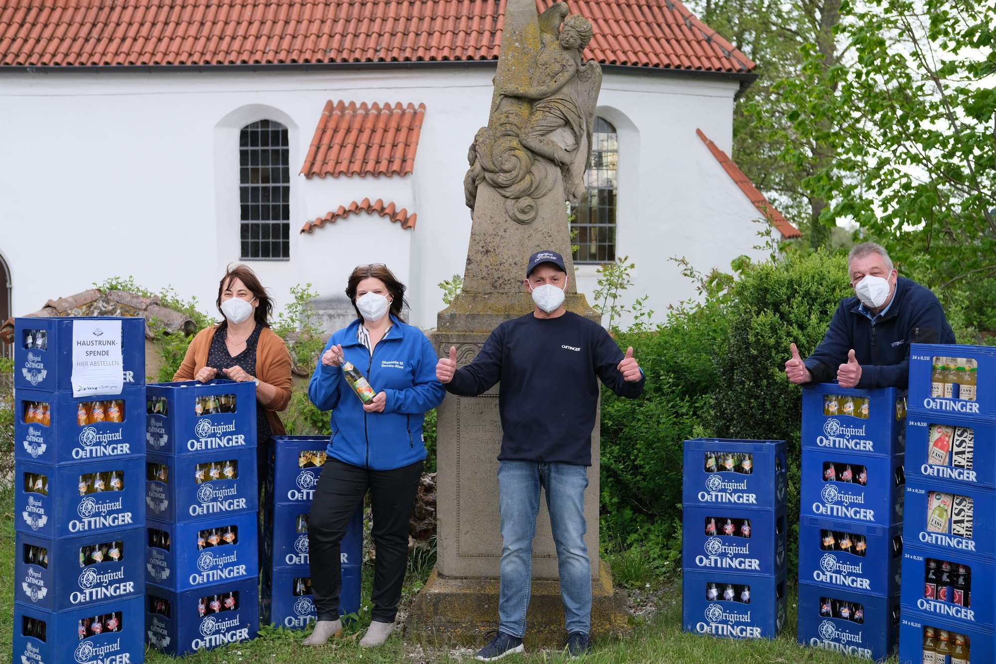 Siegrid Hahn (Verwaltung der Diakoniestation Oettingen), Tanja Lettenmeier(stellvertretende Pflegedienstleitung der Diakoniestation Oettingen), Rainer Kienzle (Füllerei Oettinger Brauerei) und Herbert Piechatschek (Gastroservice Oettinger Brauerei). Foto: Oettinger Brauerei