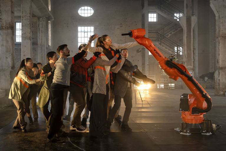 Der KR Iontec ist einer der Darsteller des Stückes. Foto: Staatstheater Augsburg| Jan Pieter Fuhr