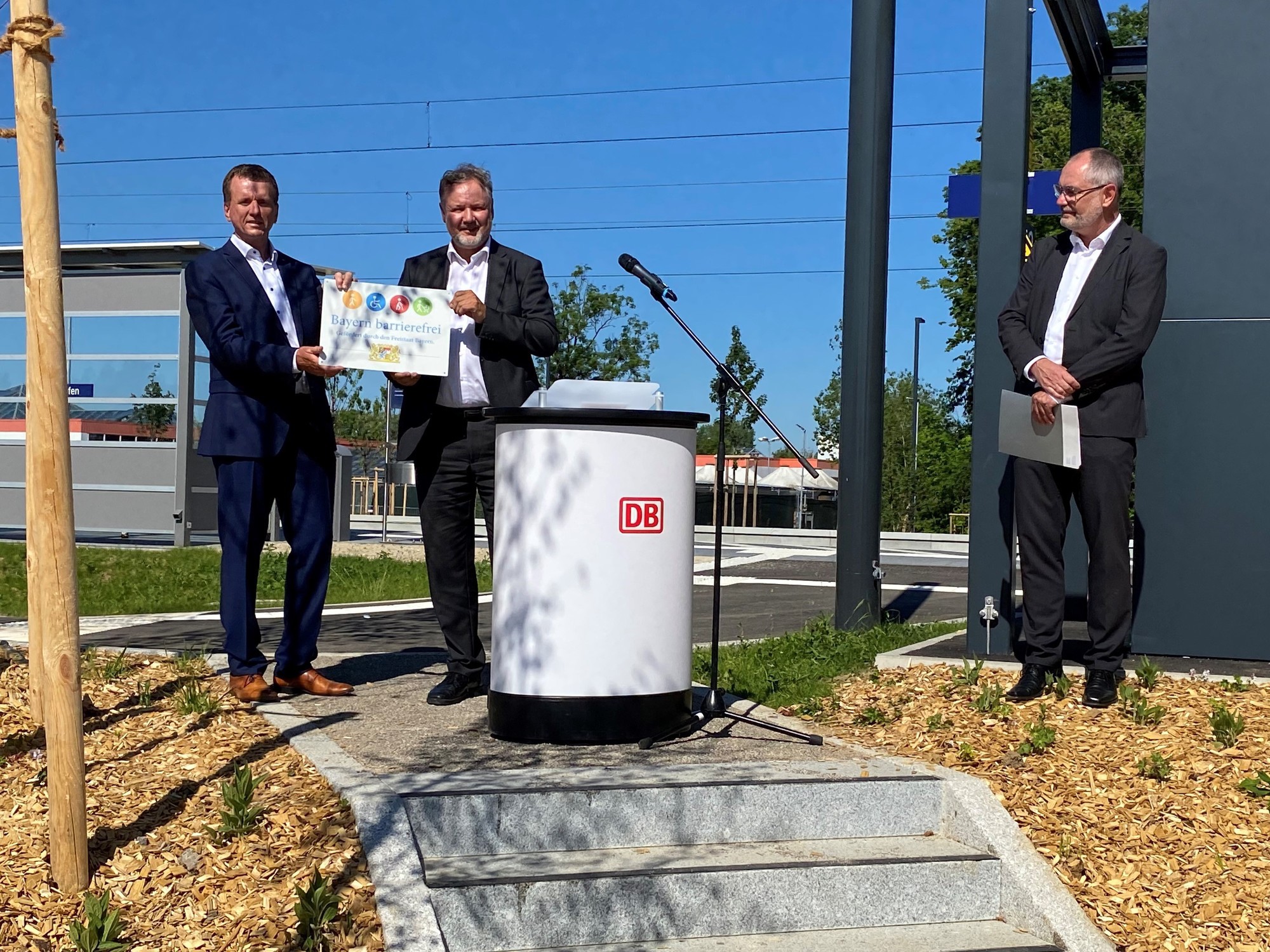 Von links: Klaus-Dieter Josel (Konzernbevollmächtigter der DB für den Freistaat Bayern), Hans-Peter Böhner (Abteilungsleiter am Staatsministerium für Wohnen, Bau und Verkehr) und Michael Wörle (Erster Bürgermeister der Stadt Gersthofen). Foto: StMB