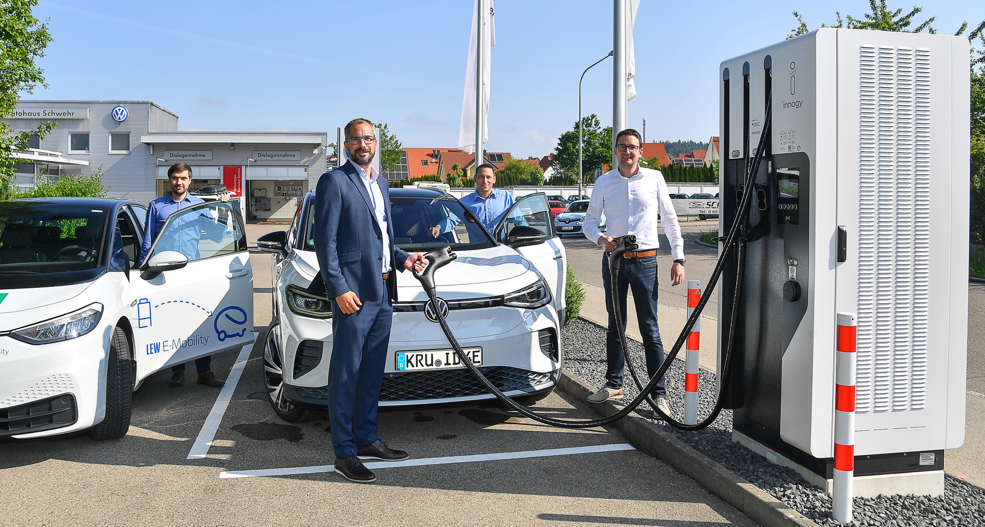von links: Manuel Holzmann, Projektverantwortlicher bei LEW Netzservice, Tim Dickhaus, Geschäftsführer von LEW Netzservice, Roman Gerstmann, Serviceleiter des Autohauses Schwehr, und Daniel Häußler, Prokurist des Autohauses Schwehr, nehmen die 150-kW-Ladestation in Krumbach in Betrieb. Foto: LEW/Thorsten Franzisi