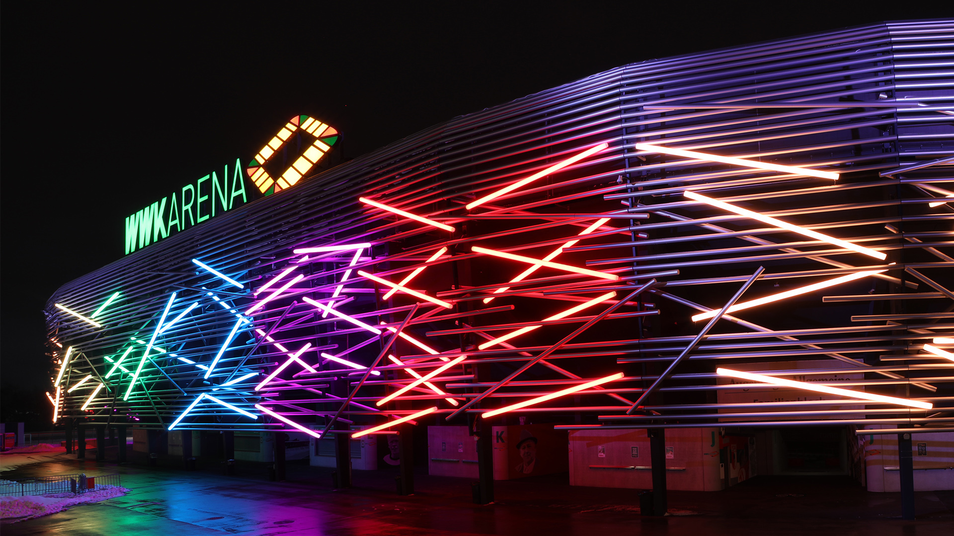 Die WWK ARENA leuchtet zum Länderspiel Deutschland gegen Ungarn bunt. Foto: FC Augsburg