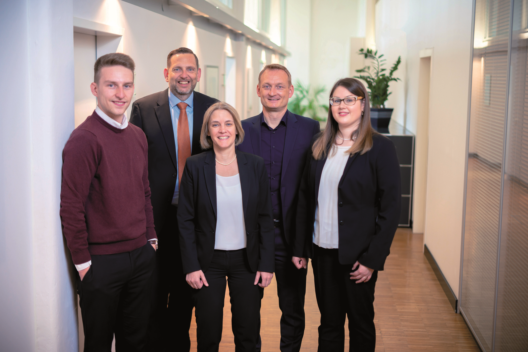 drei6null – die Wirtschaftsprüfer und Steuerberater aus dem Glaspalast, von links: Tobias Meggle, Robert Zirch, Antje Wörn, Paul Hairbucher und Sarah Wiedemann. Foto: Oliver Seitz