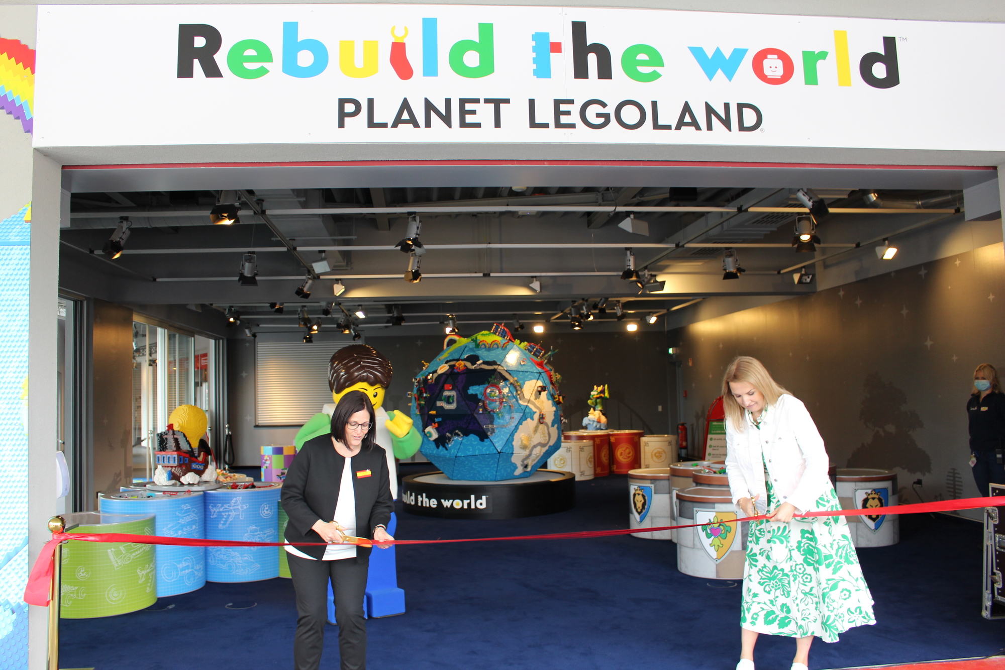 Manuele Stone und Karen Pascha-Gladyshev eröffnen das neue Lego Kreativ-Zentrum. Foto: Angelina Märkl/B4B WIRTSCHAFTSLEBEN SCHWABEN