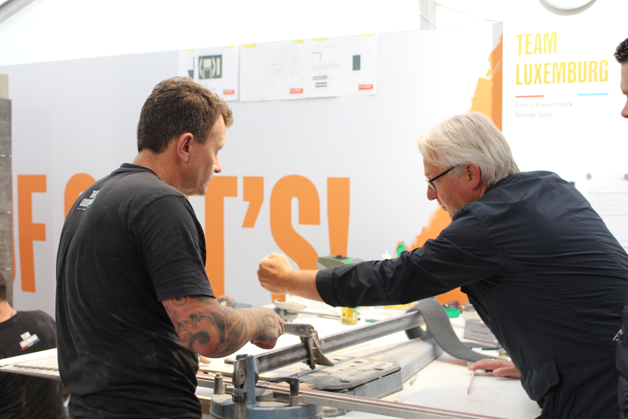 Während des Wettbewerbs geben Mentoren ihren Teams Tipps mit an die Hand. Foto: Michael Ermark / B4B WIRTSCHAFTSLEBEN SCHWABEN