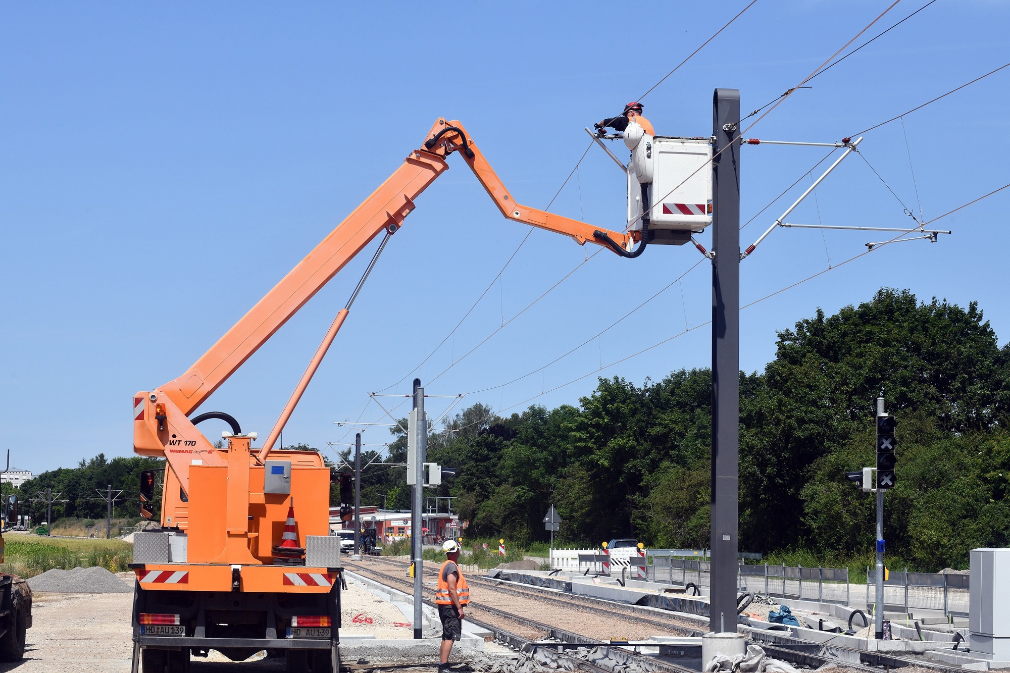 In rund fünf Metern Höhe werden die Fahrleitungen, durch die der Ökostrom für den Antrieb der Straßenbahn fließt, eingezogen. Fotos: swa / Thomas Hosemann