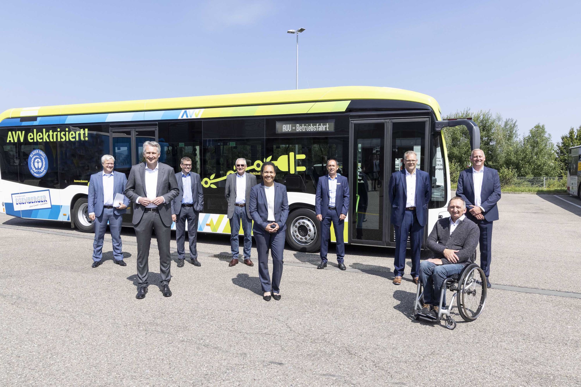Von link: Karl Schumacher (Ministerialdirigent im Bayerischem Staatsministerium für Wohnen, Bau und Verkehr), Hansjörg Durz (MdB), Dr. Wolfgang Hübschle (Wirtschaftsreferent Stadt Augsburg), Hubert Kraus (Stellv. Landrat Landkreis Augsburg), Dr. Linda Kisabaka (AVV-Geschäftsführerin), Stefan Tiefenbacher (Leiter Kundendienst NFZ-Zentrum, Daimler Truck AG), Paul Kienberger (Geschäftsführer Egenberger GmbH &amp; Co. KG), Josef Koppold (Behindertenbeauftragter Landkreis Aichach-Friedberg), Mirko Sgodda (Head of Marketing, Sales &amp; Customer Service Daimler Buses). Foto: AVV