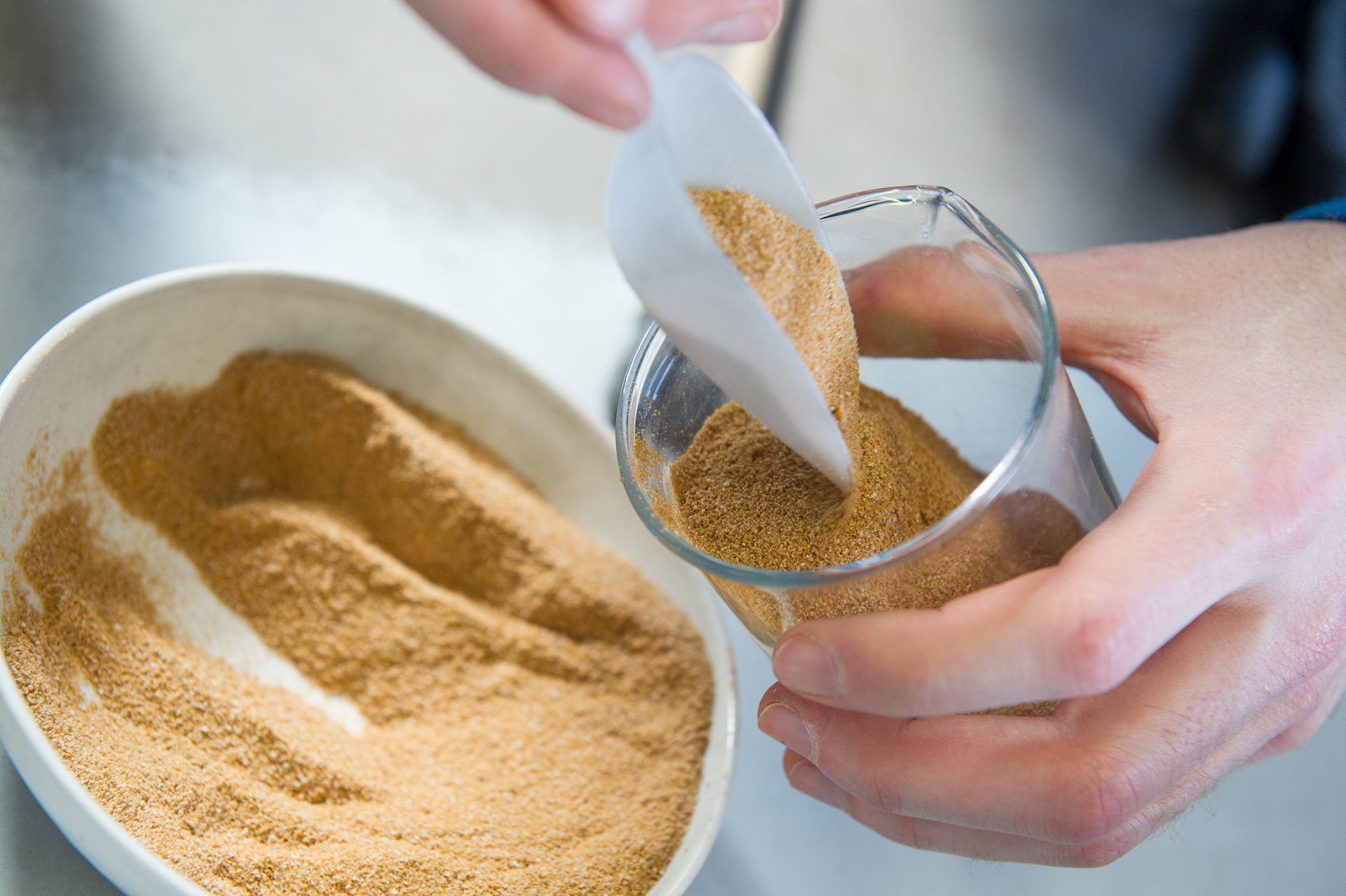 Das Mischverhältnis ist bei der Herstellung von qualitativ hochwertigen Schleifscheiben ausschlaggebend, ob das Werkstück gelingt. Foto: Schnarrenberger GmbH