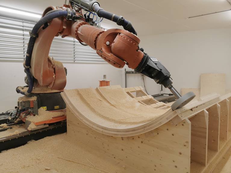 Insgesamt zwischen zwölf verschiedenen Aufsätzen kann der Roboter wählen, um verschiedene Freiformen zu fräsen oder zu schleifen. Foto: Tischlerei Decker