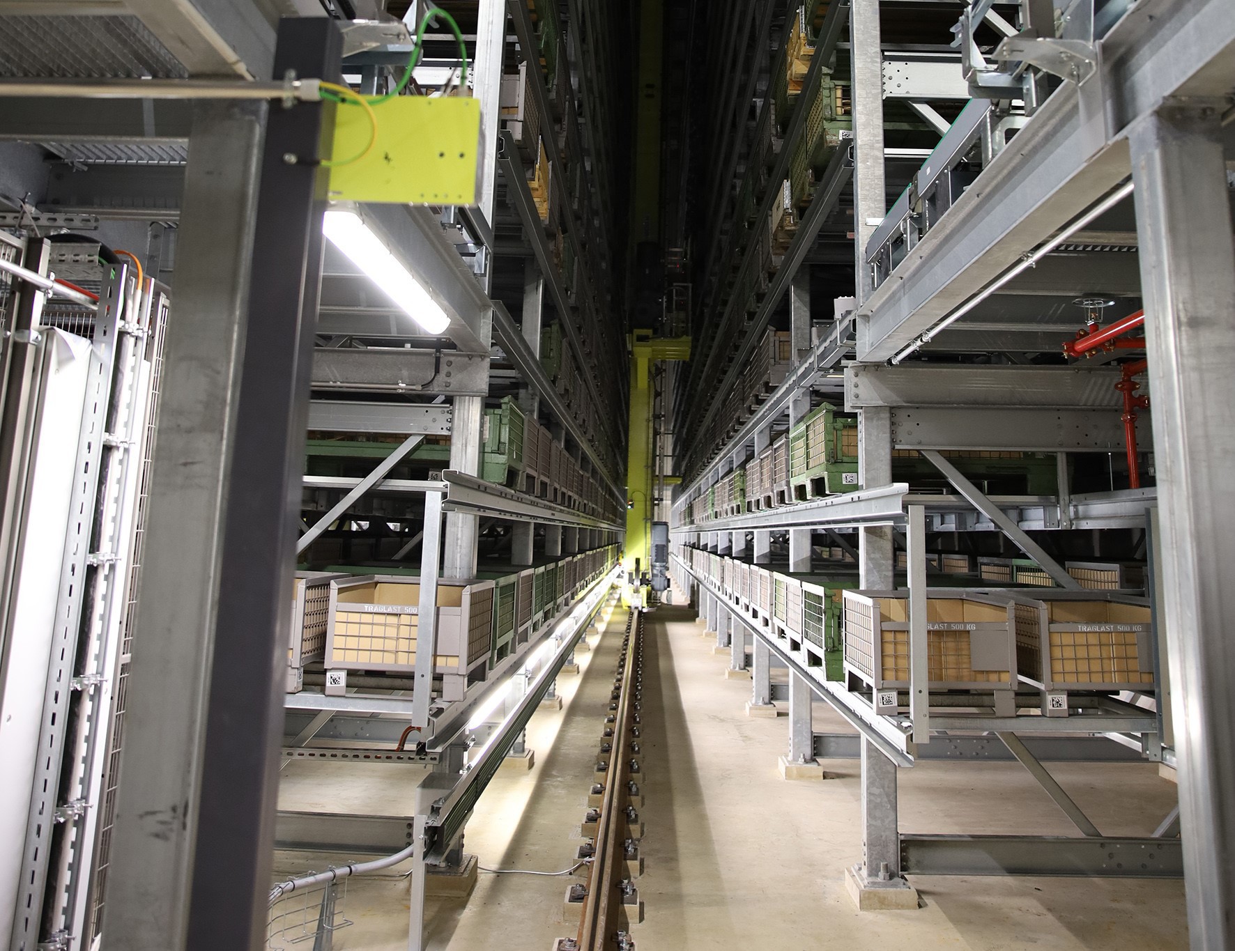 Eine Gasse des neuen Hochregallagers bei Mayr Antriebstechnik. Foto: Mayr Antriebstechnik