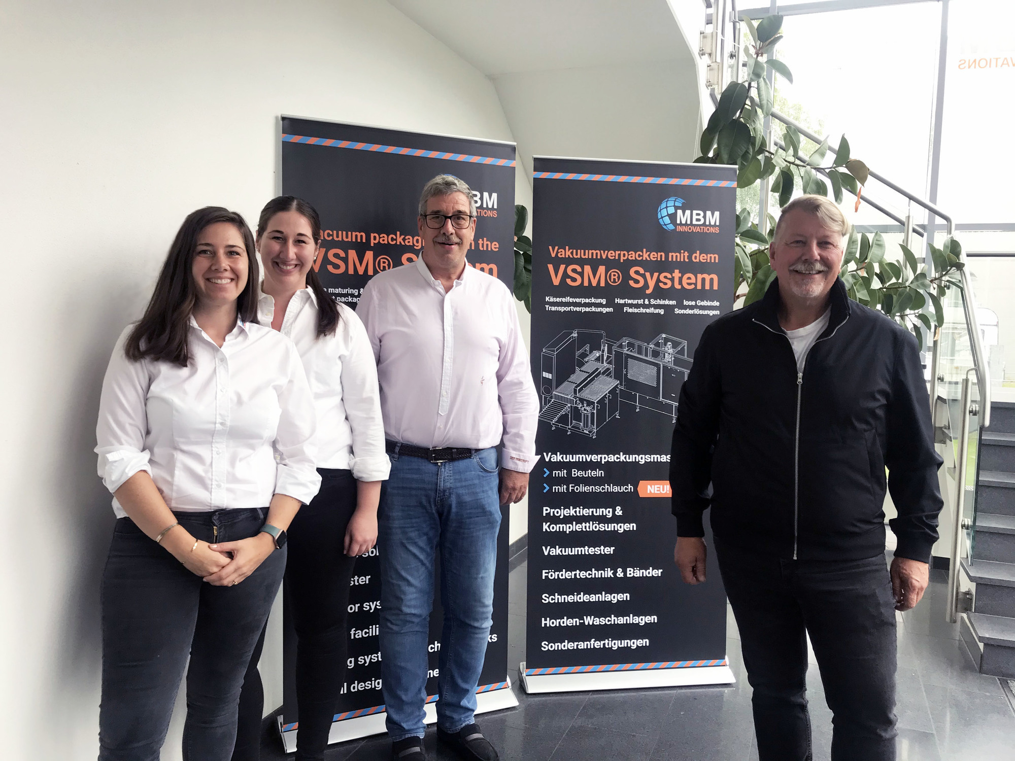 Sabrina Mayer-Mai, Julia Mayer und Vater Bernd Mayer freuen sich über den Besuch von Robert Höck, dem Obermeister der Innung-Metall Augsburg. Foto: Sabine Roth