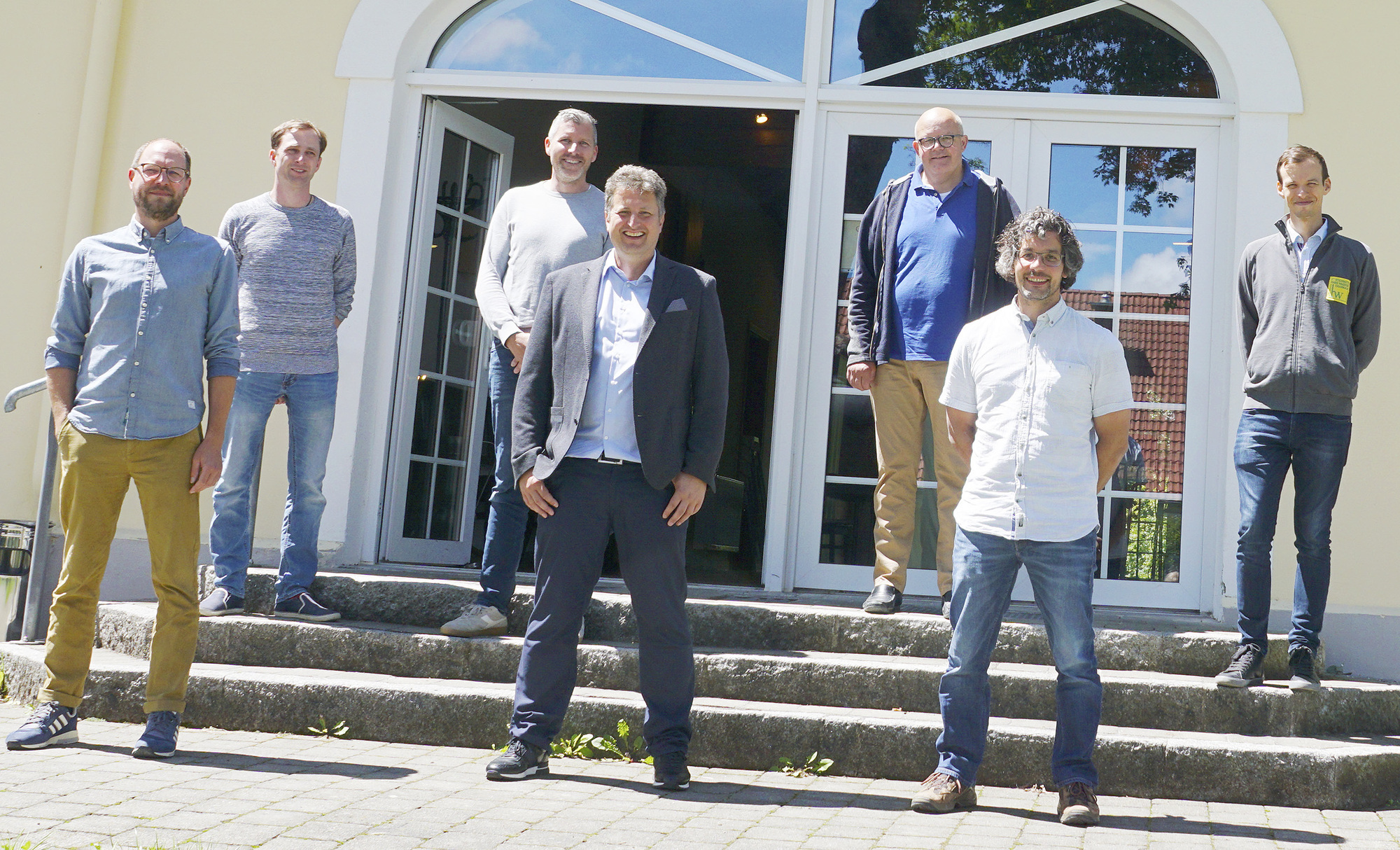 Der Vorstand der Steinmetz- und Steinbildhauer-Innung Schwaben. Vorne (Mitte) Obermeister Stefan Maier mit seinen Stellvertretern Christopher Probst (links) und Ulrich Kempter (rechts); hinten (von links) die Vorstandsmitglieder Mario Michl, Stefan Hampel, Thomas Schröder und Emanuel Wagner. Foto: prb/Lilo Brückner