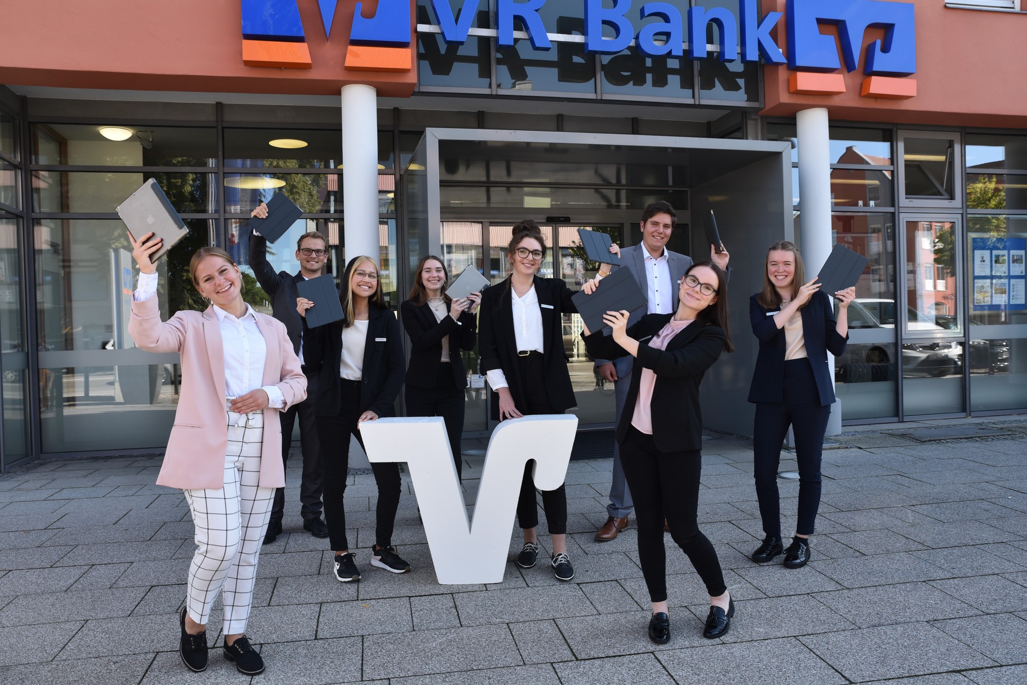 Zum Einstieg ein Geschenk. Foto: VR Bank/Klaus Lochbronner