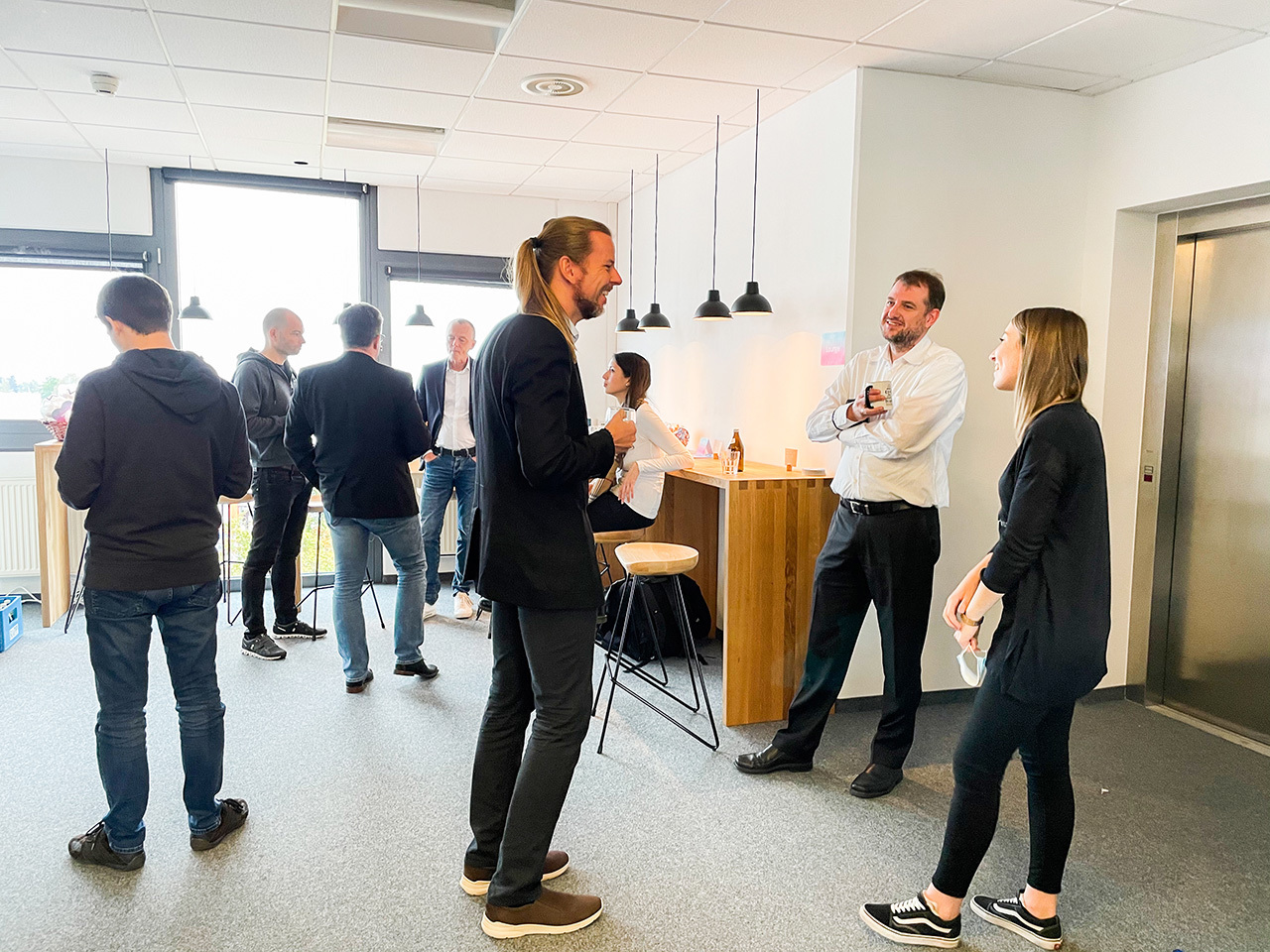 Networking der Paneldiskussions Teilnehmenden "Kann KI den Planeten retten?" Bild:  Digitales Zentrum Schwaben (DZ.S), IT-Gründerzentrum GmbH.