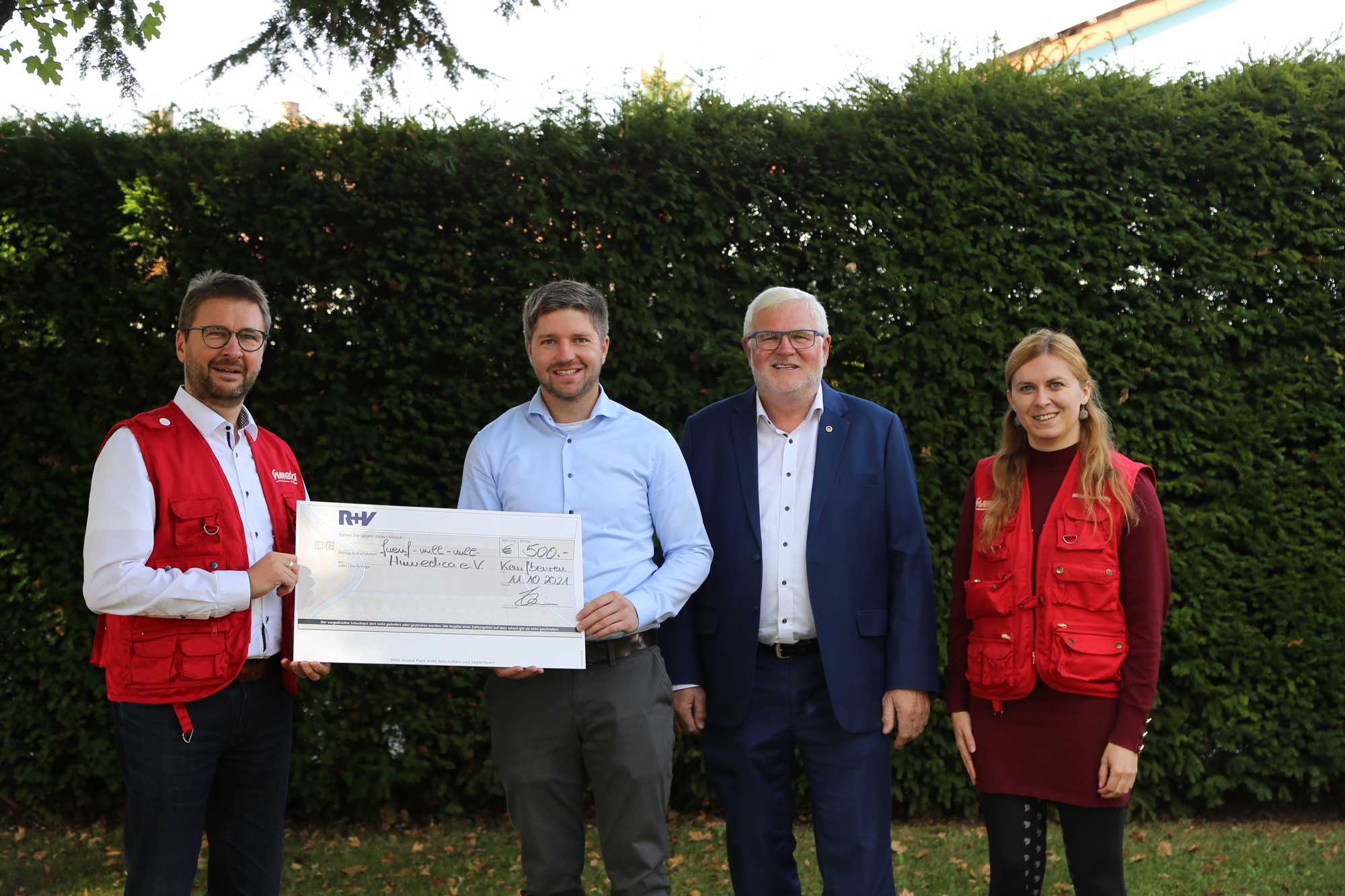 Die Übergabe des Spendenschecks. Foto: Humedica.