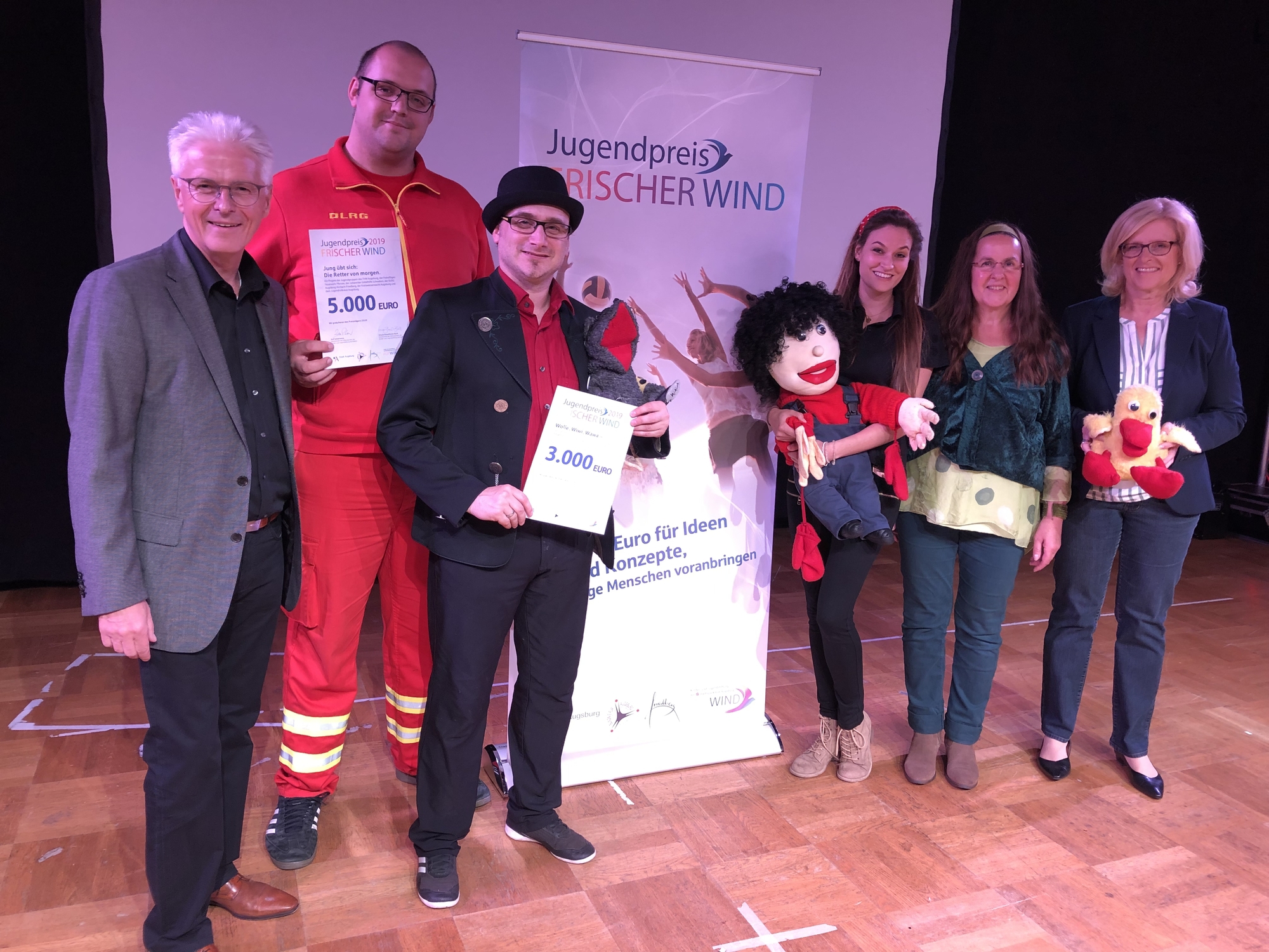 Archivbild. Ursula Brandhorst-Burk (rechts) und Rolf Settelmeier (links) mit den Preisträgern des Jugendpreises der SSKA-Stiftung Aufwind 2019. Foto: SSKA
