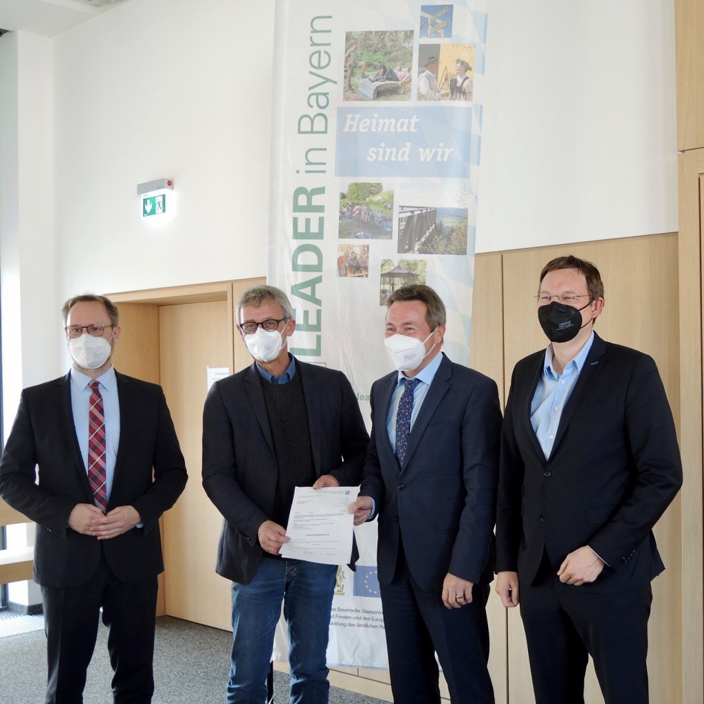 Die Landräte Thorsten Freudenberger, Neu-Ulm, Leo Schrell, Dillingen und Dr. Hans Reichhart, Günzburg bei der Bescheidübergabe. Foto: Dagmar Derck, RMG Günzburg GbR.