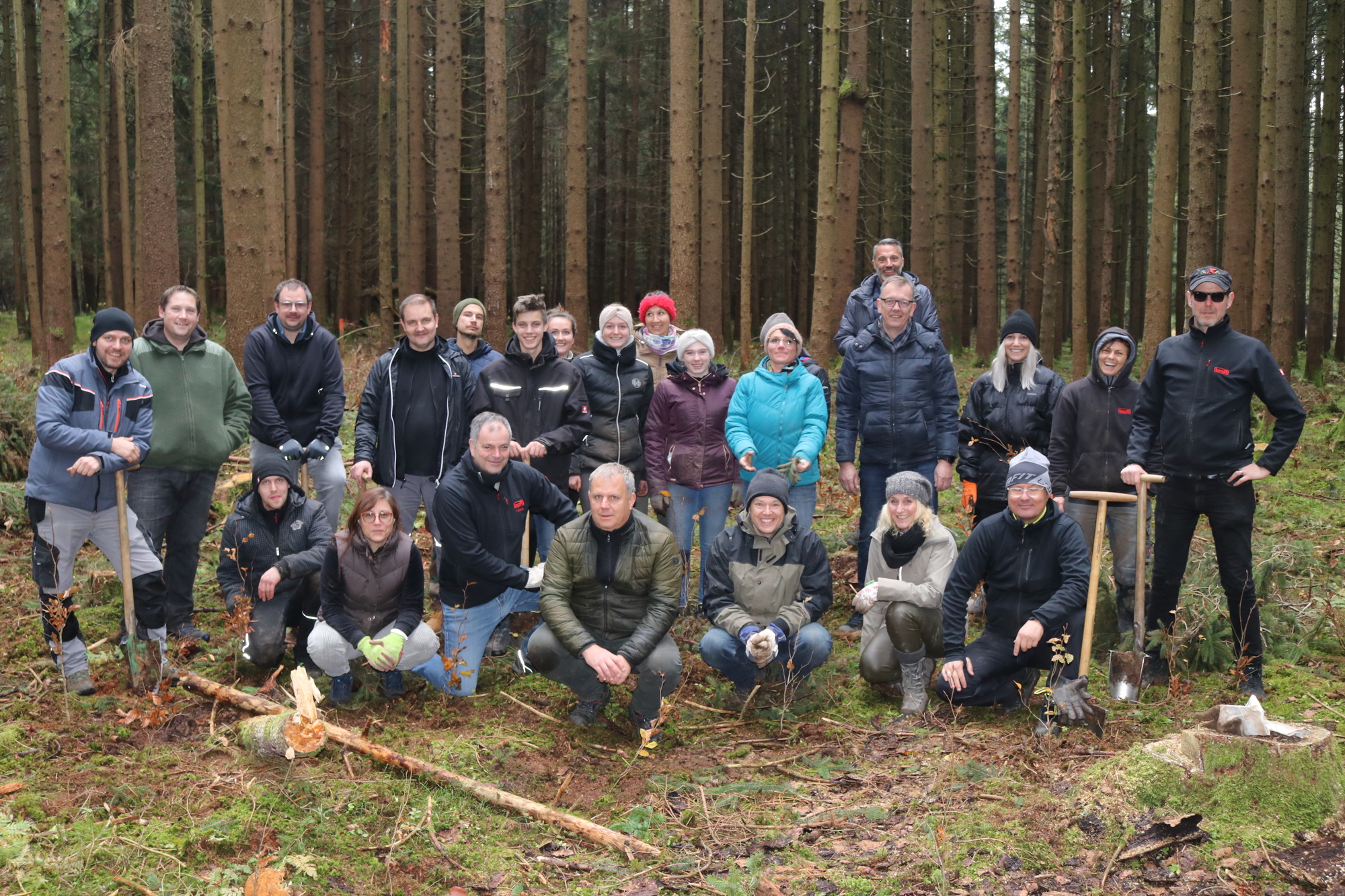 Die Mitarbeiter von Buzil bei der Planzaktion. Foto: Buzil.