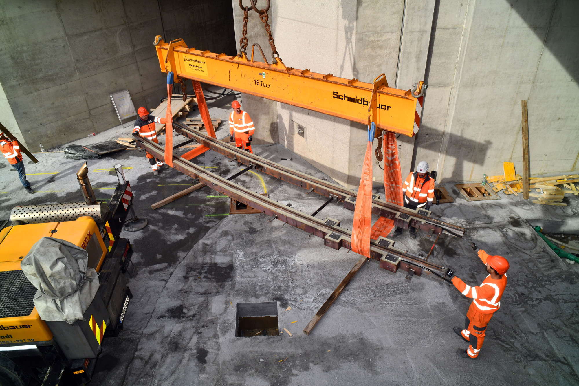 Für die Bauarbeiten im Tunnel ist Präzision gefragt. Rund 350 Meter Gleisen werden von der Westseite aus durch die unterirdische Wendeschleife verlegt. Foto: swa/ Thomas Hosemann.