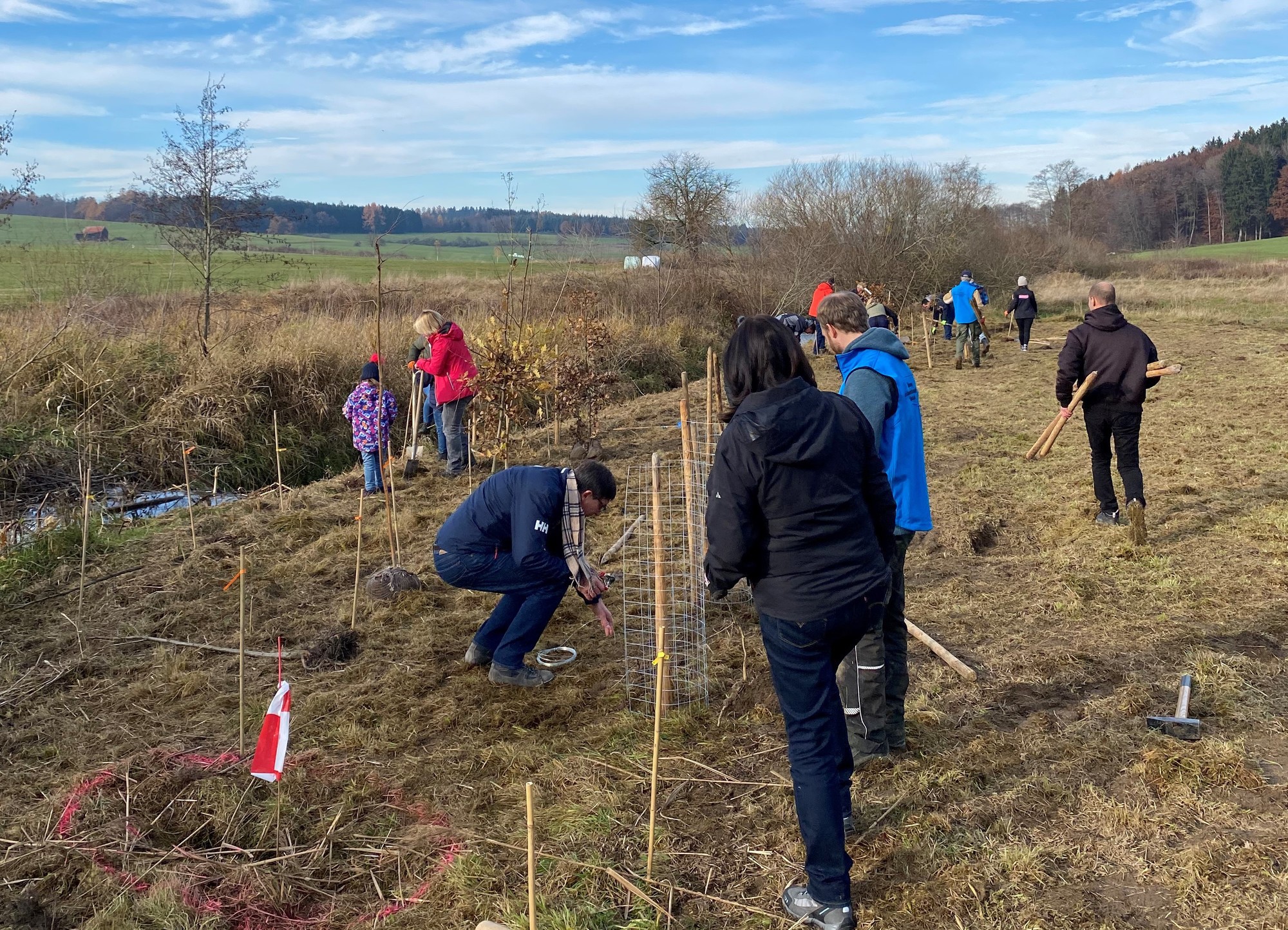 Mitarbeiter bei der Baumpflanzaktion. Foto: Ehrmann.