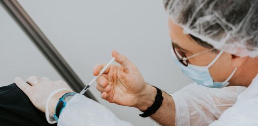 Symbolbild. Neu-Ulm reagiert mit Sonderaktionen auf die steigende Impfnachfrage. Foto: Mat Napo/Unsplash