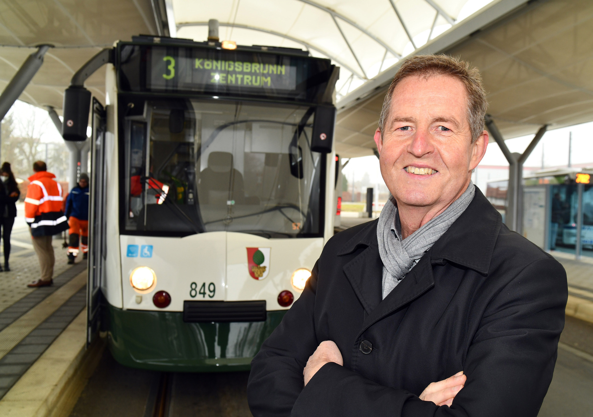 Swa Geschäftsführer Dr. Walter Casazza freut sich, gemeinsam mit den Partnern Stadt und Landkreis Augsburg, Stadt Königsbrunn und AVV durch das neue Mobilitätsangebot eine neue Verbindung zwischen Augsburg und Königsbrunn zu schaffen. Bild: swa/Thomas Hosemann.
