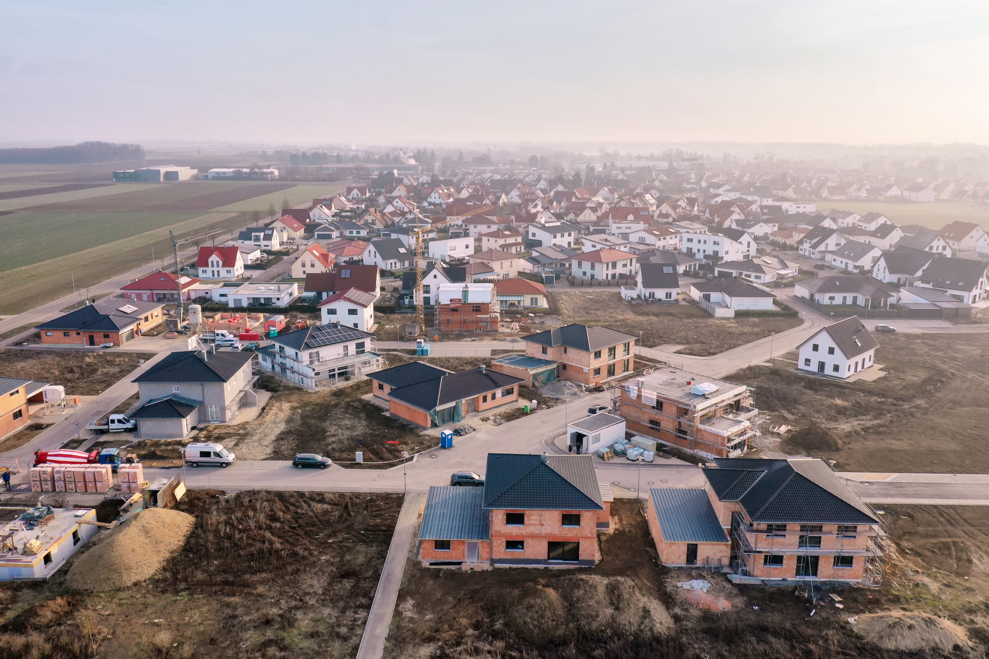 Im Höchstädter Baugebiet „Unterfeld" wurde im Zuge der Erschließung ein „kaltes Nahwärmenetz“ aufgebaut. Foto: LEW