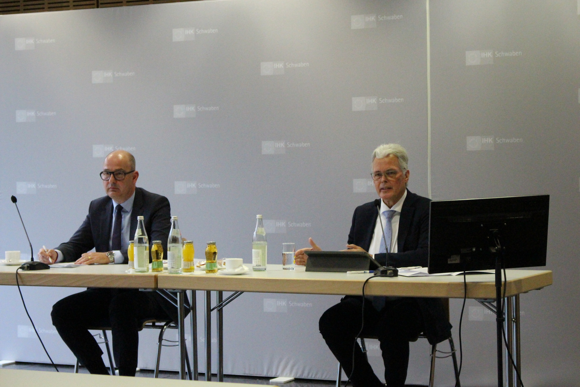 Archivbild. Dr. Marc Lucassen und Dr. Andreas Kopton während des IHK-Konjunkturgesprächs. Foto: B4BSCHWABEN.de
