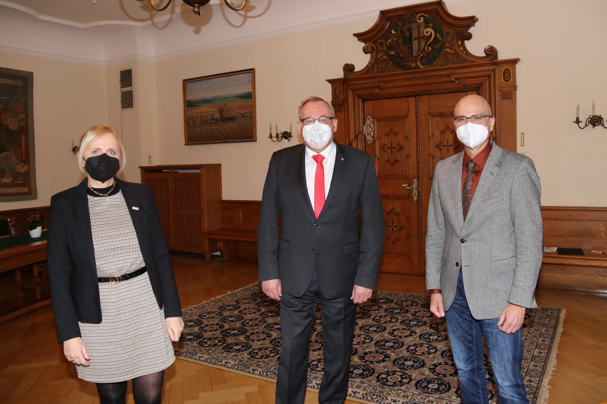 Oberbürgermeister Manfred Schilder (Mitte) mit Amtsleiterin Tanja Schröck und Michael Birk, Leiter des Büros des Oberbürgermeist
