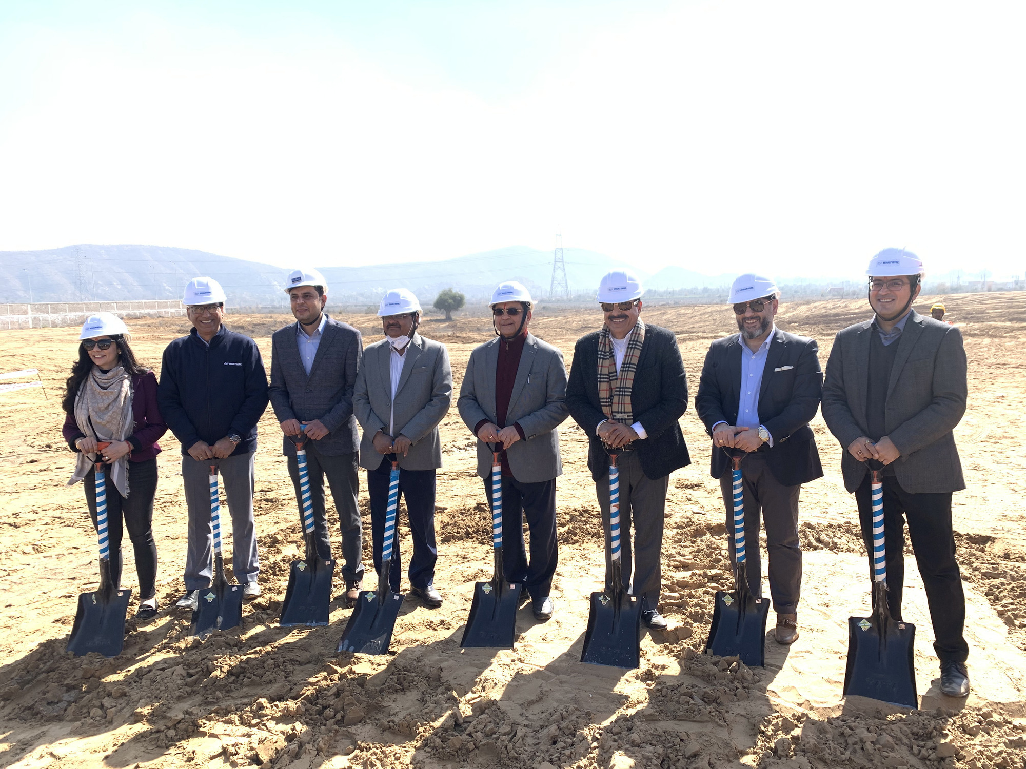 Spatenstich am neuen indischen Standort. Von links: Aditi Dhingra, Sandeep Kaul, Bharat Tagra, C.L. Gandhiwal, Ranjan Dhingra, Rajesh Manocha, Ritesh Dhingra, Ruchit Dhingra. Foto: Multivac