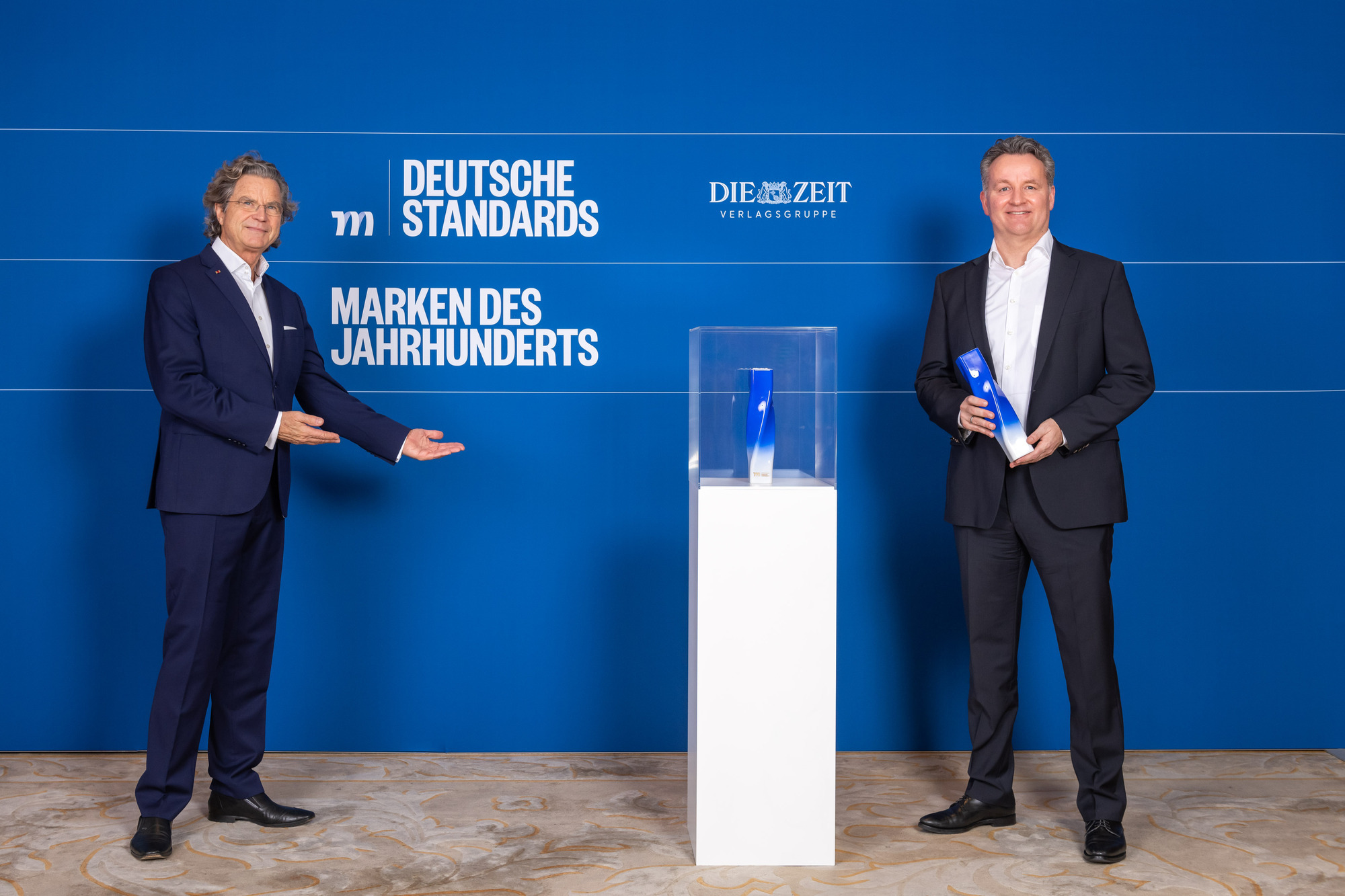 Holger Sommer, Director Business Unit Floor Laying Systems (rechts), freut sich über die Auszeichnung von Thomsit als „Marke des Jahrhunderts". Foto: PCI