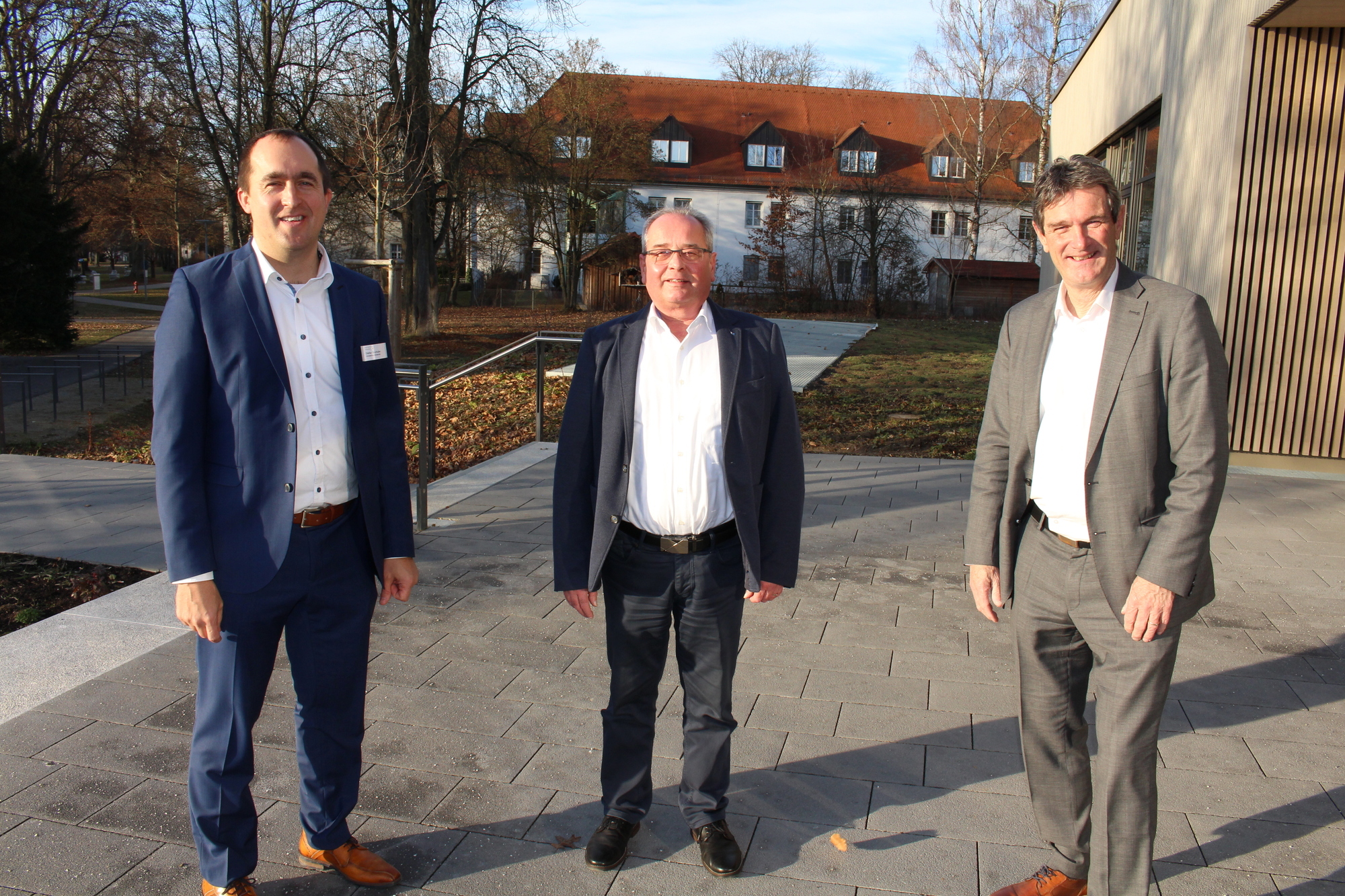 Die beiden Vorstände der Bezirkskliniken Schwaben, Stefan Brunhuber (Vorsitzender; links) und Wolfram Firnhaber (Stellvertreter; rechts) verabschiedeten Manfred Nölp in den Ruhestand. Bilder: Schalk