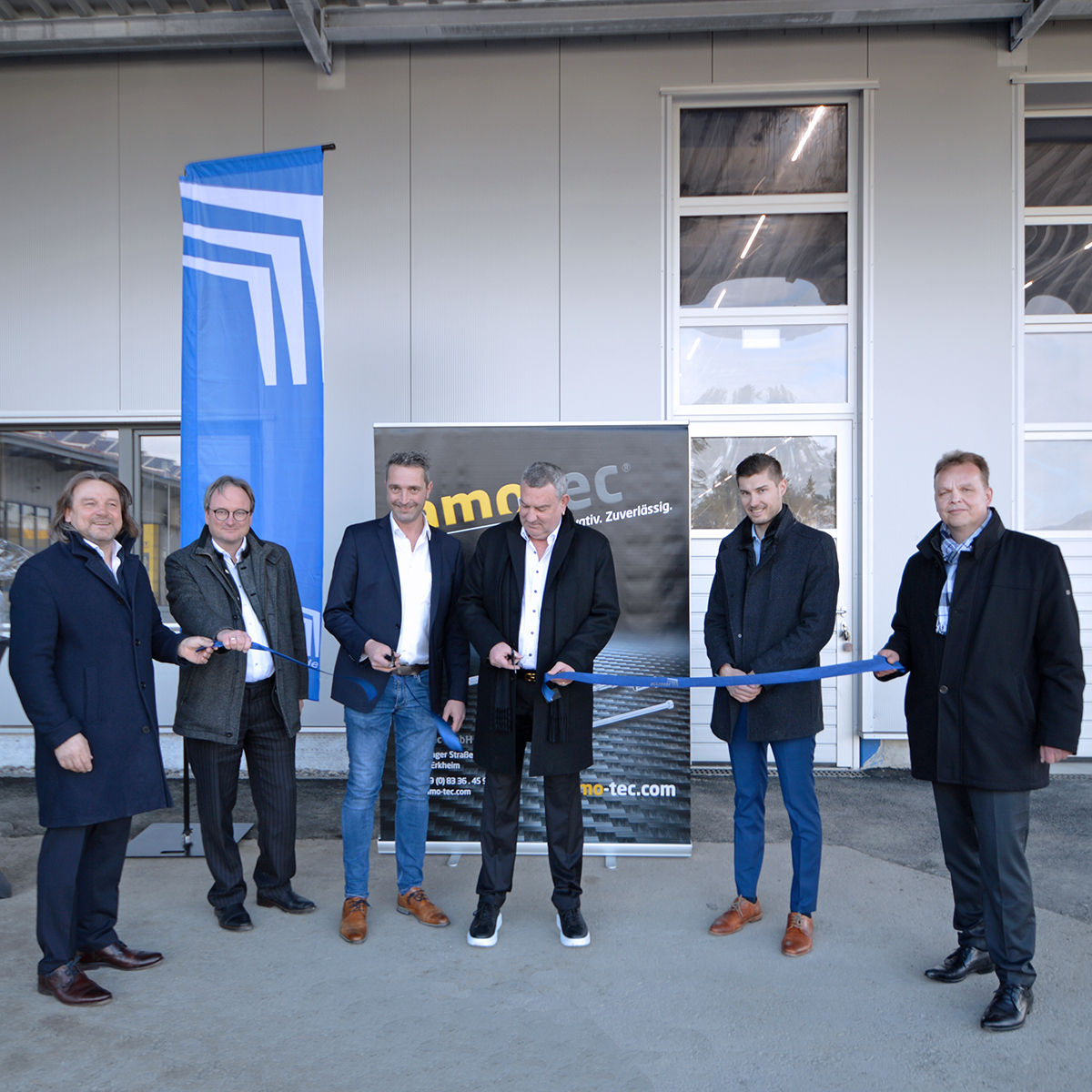 Von links: Thomas Kenzle (Geschäftsleitung SFB Group), Christian Seeberger (Bürgermeister MarktErkheim), Andreas Nothelfer (Werkleitung amo-tec), Thomas Steibli (GeschäftsführenderGesellschafter SFB Group) Pascal Pohl (Vertriebsingenieur Projektentwicklung Kuhn Bau GmbH),Bruno Hanselka (Geschäftsleitung SFB Group). Foto: Kuhn Bau