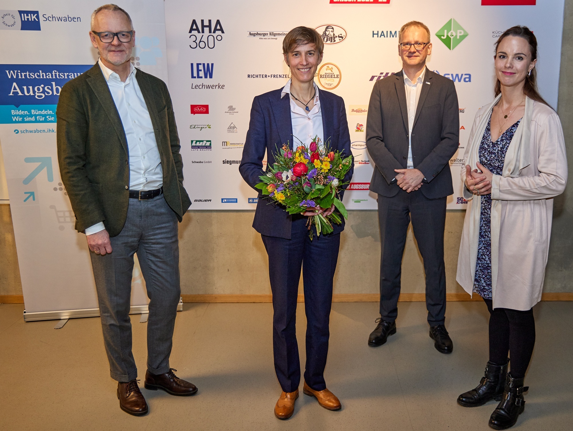 Von links: Dr. Markus Litpher (Vorstand Lechwerke AG), Ellen Dinges-Dierig (Vorstand Dierig Holding AG), Jens Walter (IHK-Regionalgeschäftsführer) und Andrea Pfundmeier (IHK-Vizepräsidentin) bei der Amtsübergabe. Foto: IHK Schwaben
