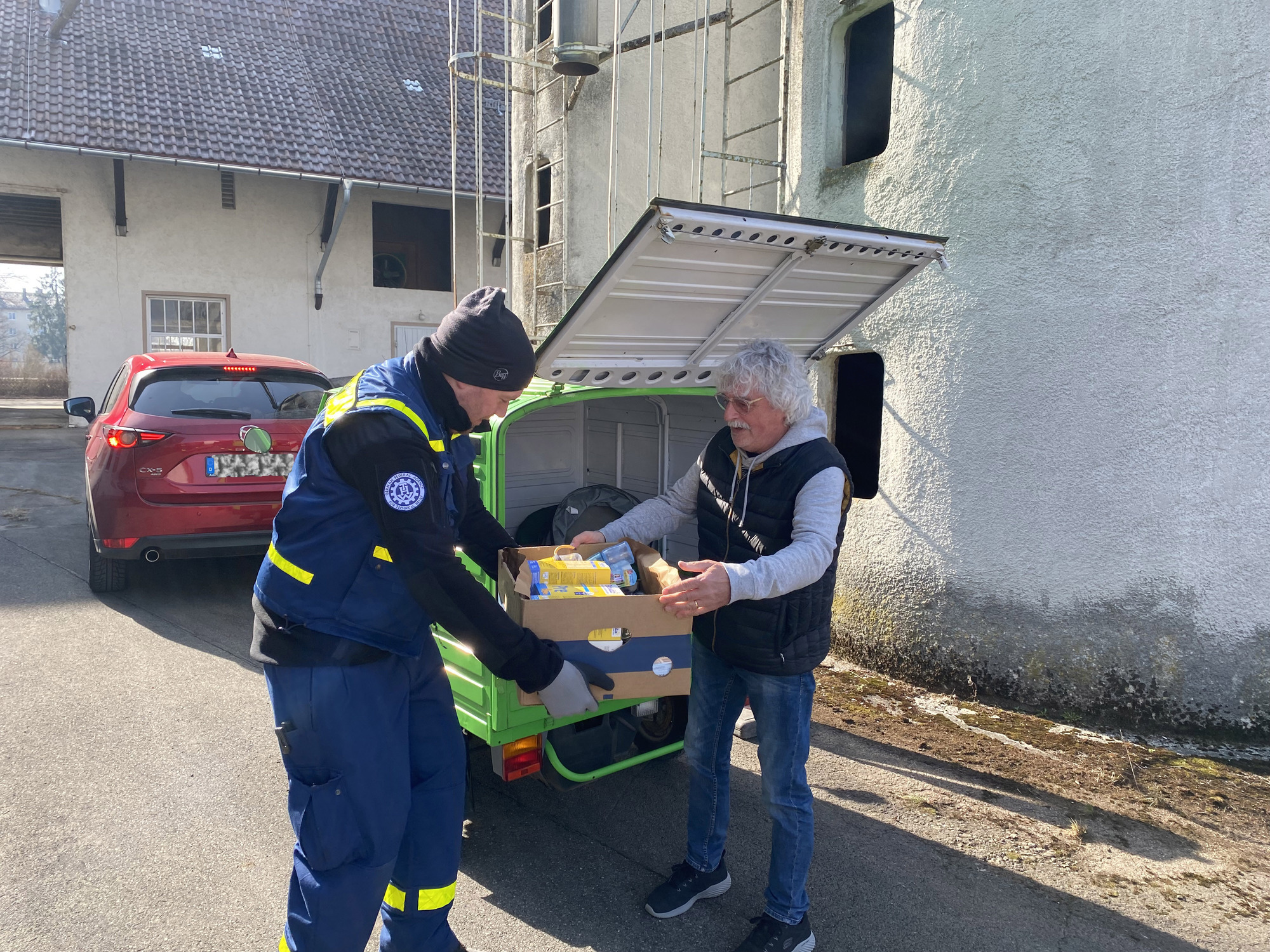 Viele Bürgerinnen und Bürger fuhren in der ehemaligen Rinderbesamung vor und brachten Sachspenden für Tschernihiw. Foto: Alexandra Wehr/ Pressestelle Memmingen.