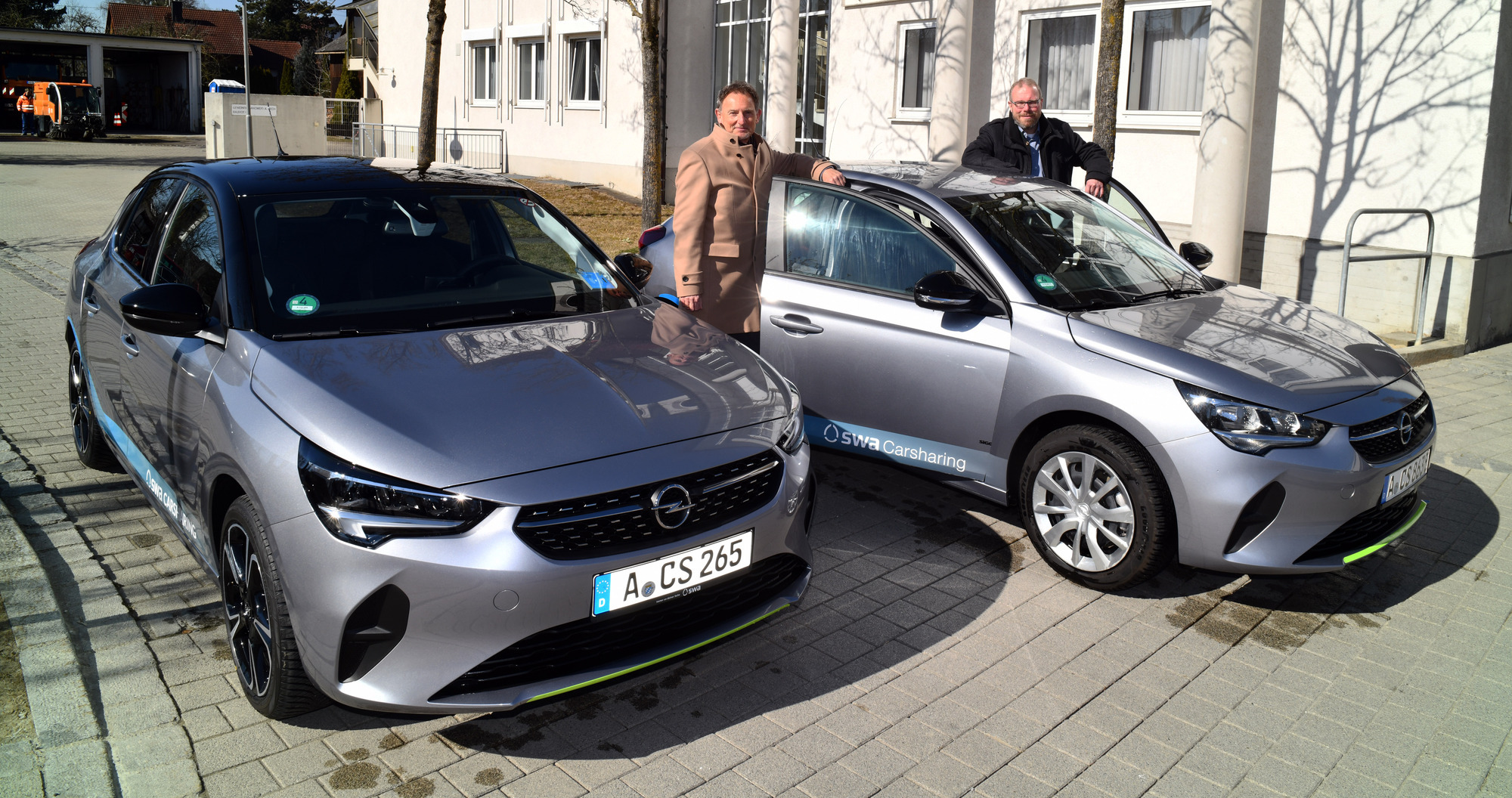 Swa Geschäftsbereichsleiter Multimobilität, Jürgen Biedermann und der erste Bürgermeister von Langweid, Jürgen Gilg, freuen sich über die Kooperation.Foto: swa / Thomas Hosemann.