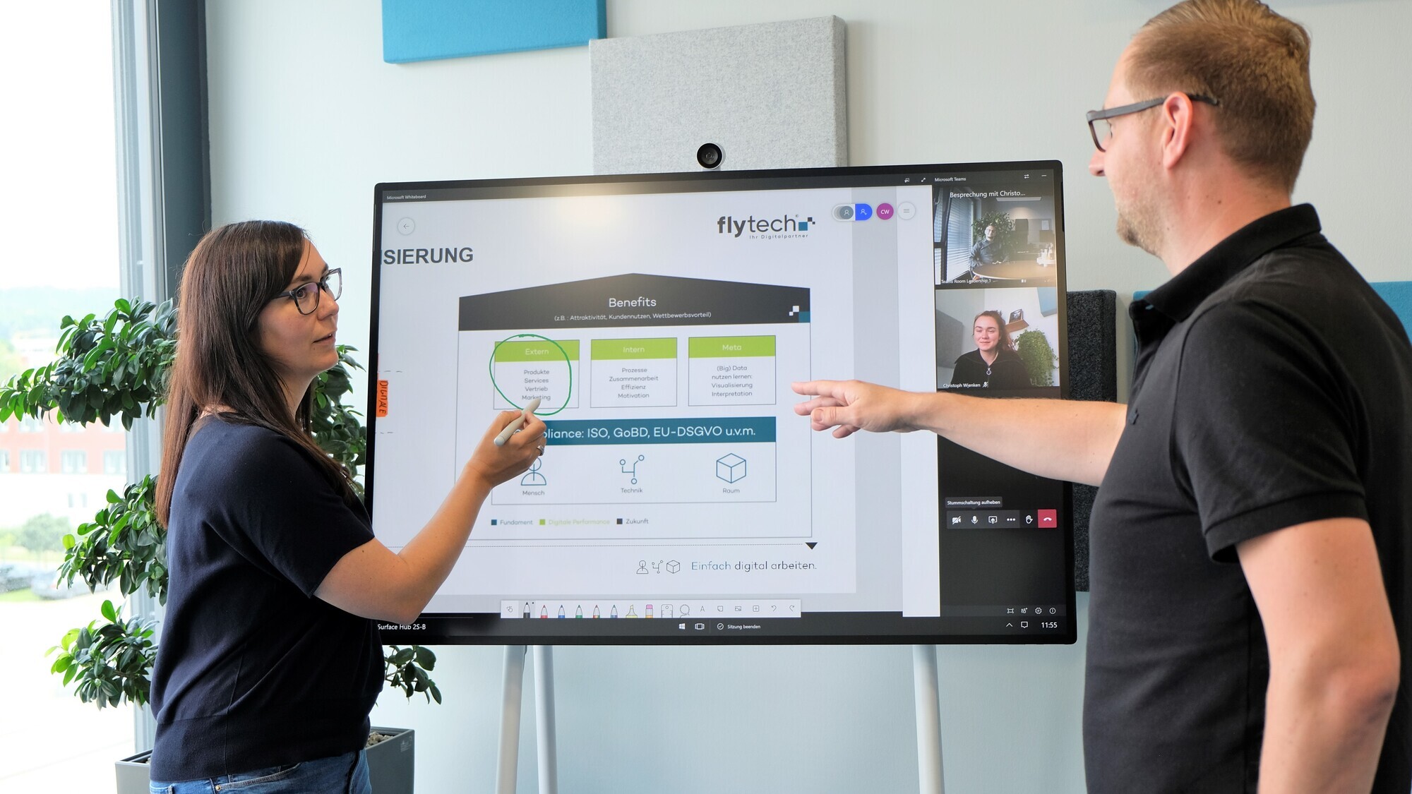 Hybrides Arbeiten ist bei der fly-tech schon seit einigen Jahren der Standard. Dadurch können wir mit unseren Kunden sehr effizient zusammenarbeiten und gleichzeitig unseren Mitarbeitern viel Flexibilität hinsichtlich des Arbeitsortes ermöglichen. Foto: fly-tech