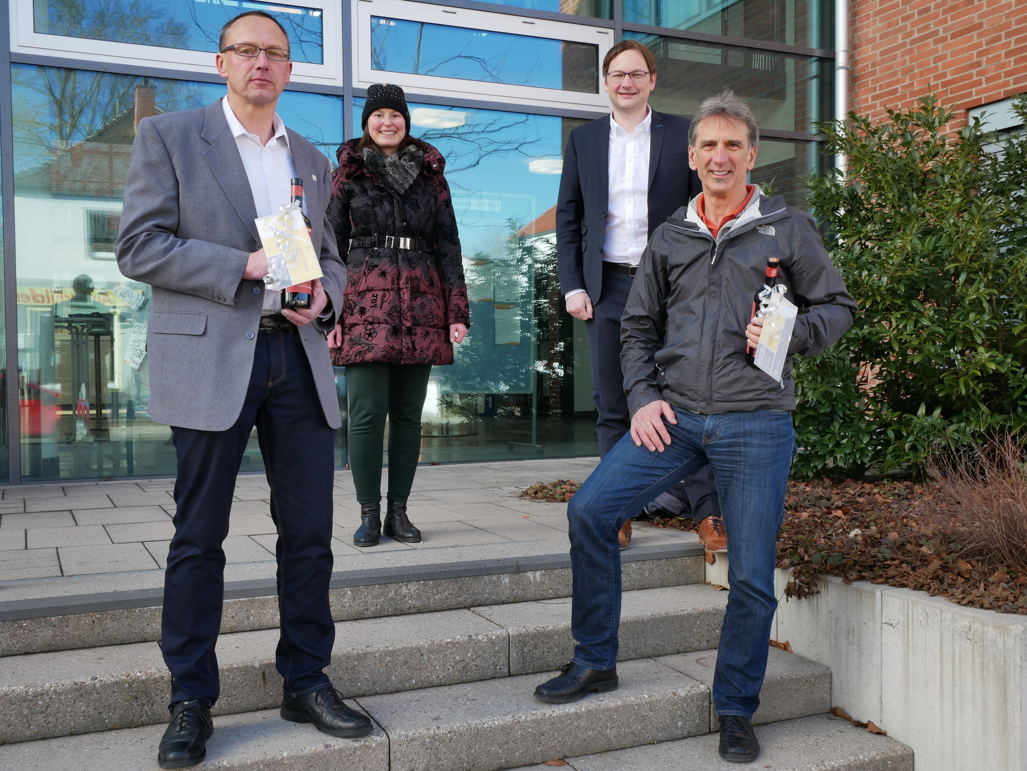 Energieberater Arndt Jänsch, Klimamanagerin Anna Schmid, Landrat Hans Reichhart und Energieberater Manfred Serek. Bild: : Daniela Ewald/Landratsamt Günzburg.