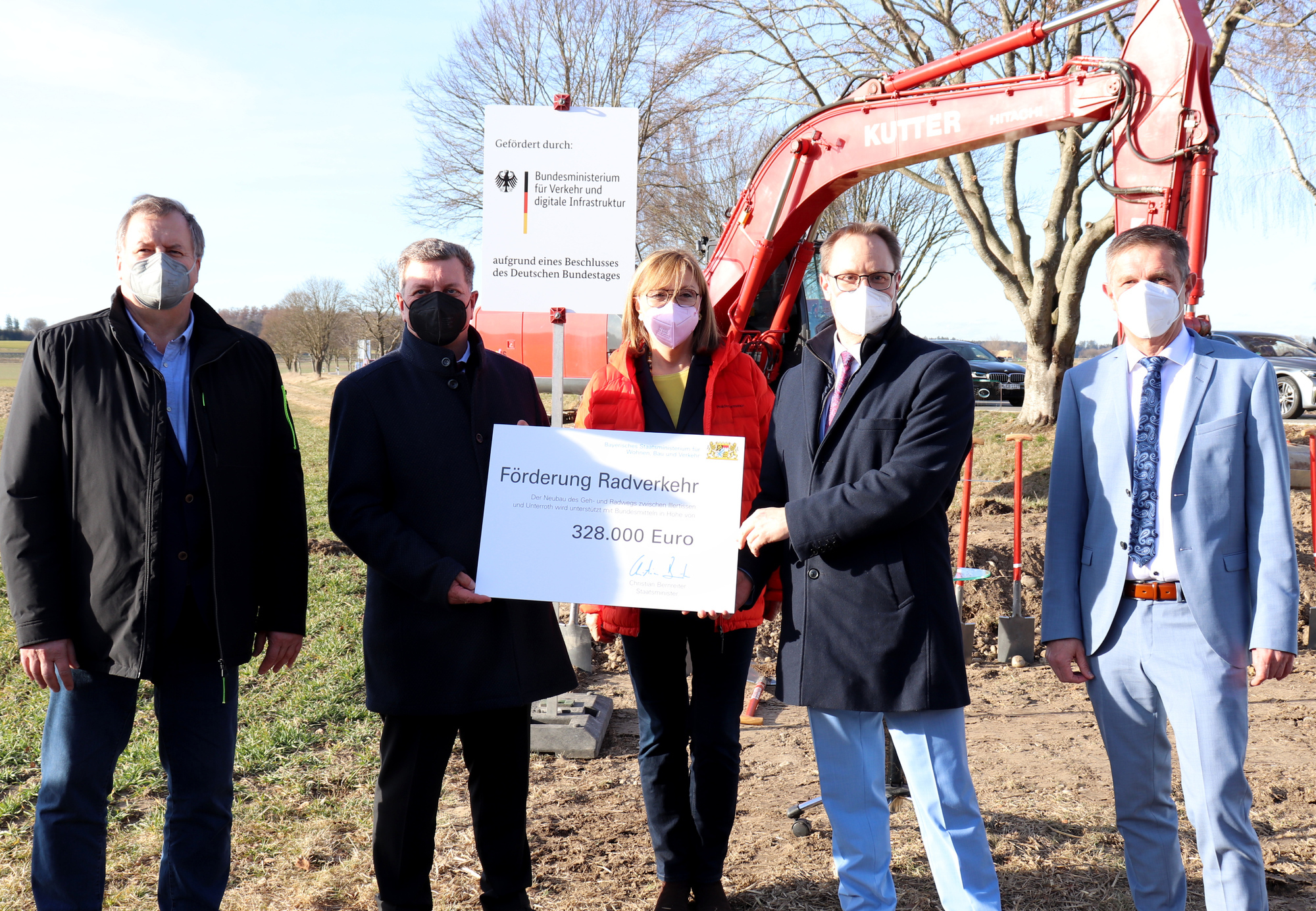 Staatsminister Christian Bernreiter vom Bayerischen Staatsministerium für Wohnen, Bau und Verkehr überbrachte zum Spatenstich einen Förderbescheid. Foto: Landratsamt Neu-Ulm.