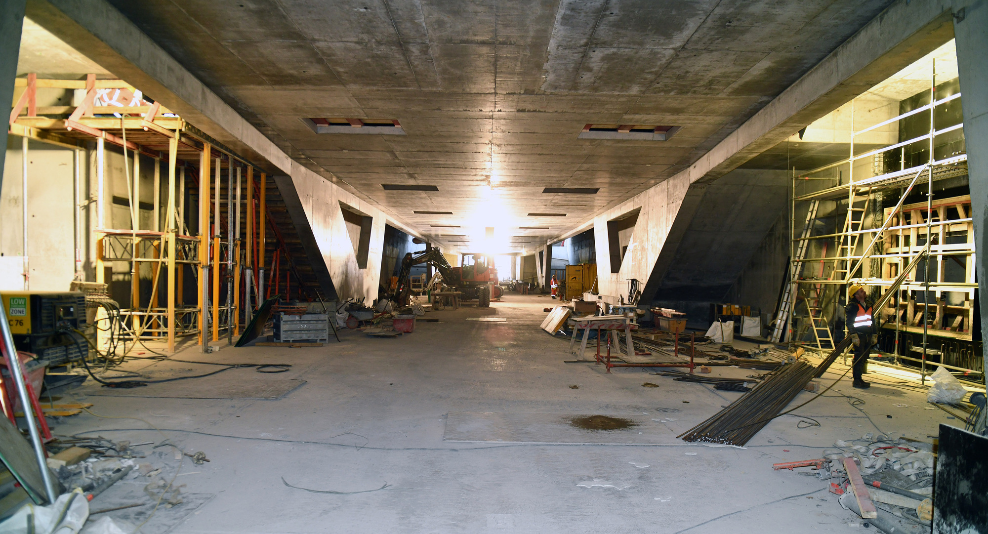 Die unterirdische Straßenbahnhaltestelle der Stadtwerke Augsburg (swa) nimmt Gestalt an. Über den Köpfen der Fahrgäste rollen künftig Rolltreppen, die die Haltestelle mit der Verteilerebene und den Bahnsteigen an der Oberfläche verbinden. Quelle: swa/ Thomas Hosemann