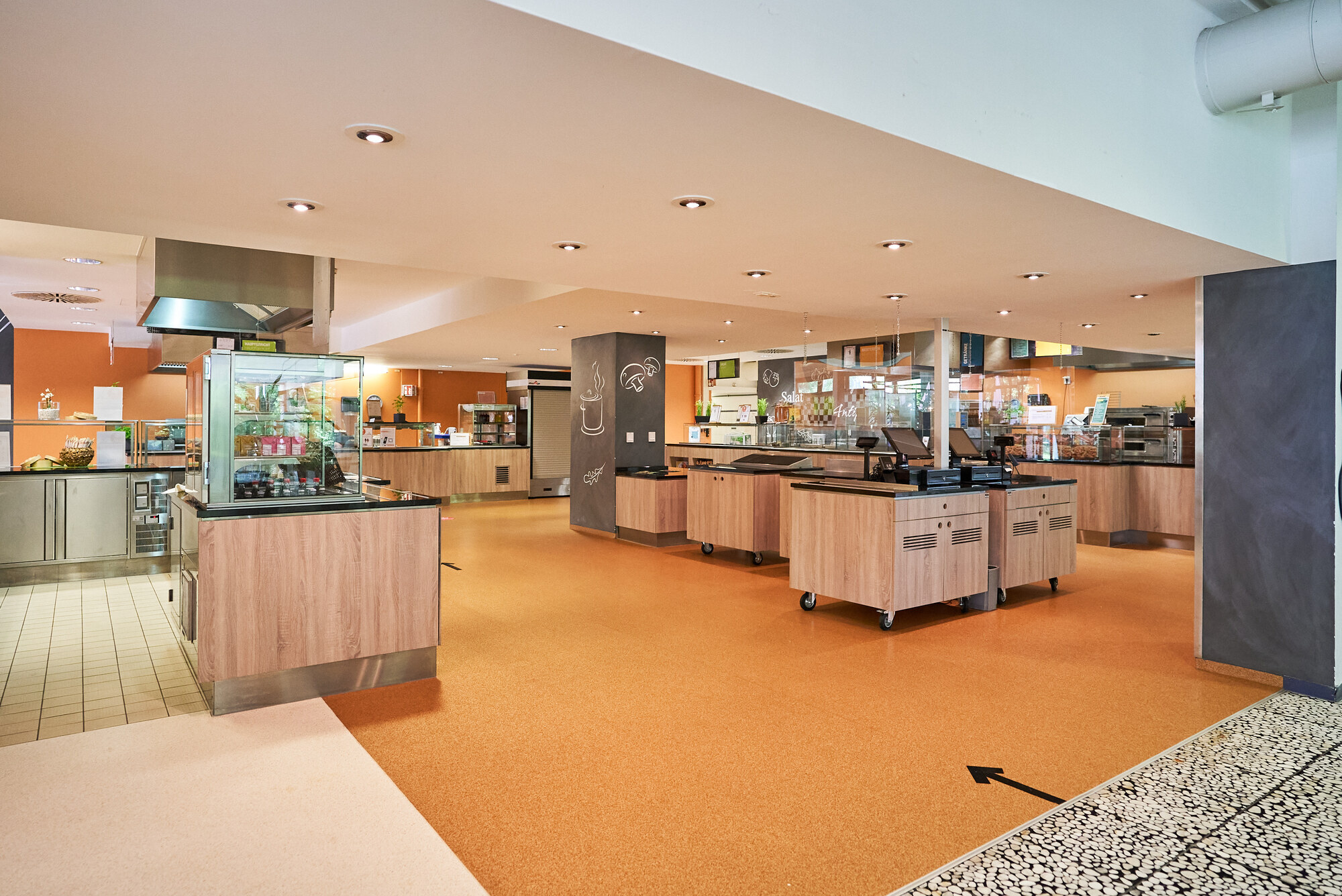 Eine Kantine sorgt für das leibliche Wohl, im Sommer lädt ein schöner Garten zum Verweilen ein.