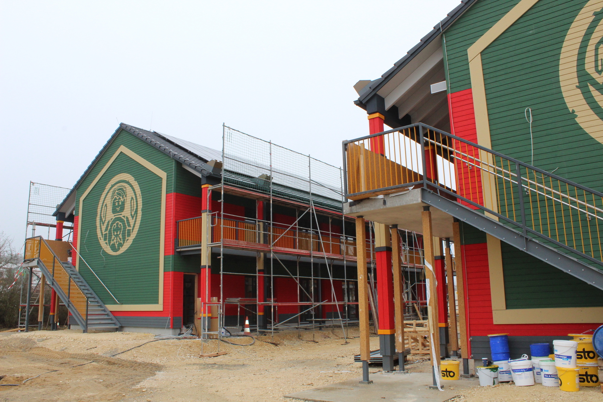 Noch sind die Ninjago-Ferienzimmer Baustelle. Doch zu Pfingsten möchte das Legoland in Günzburg Eröffnung feiern. Foto: Michael Ermark / B4B WIRTSCHAFTSLEBEN SCHWABEN