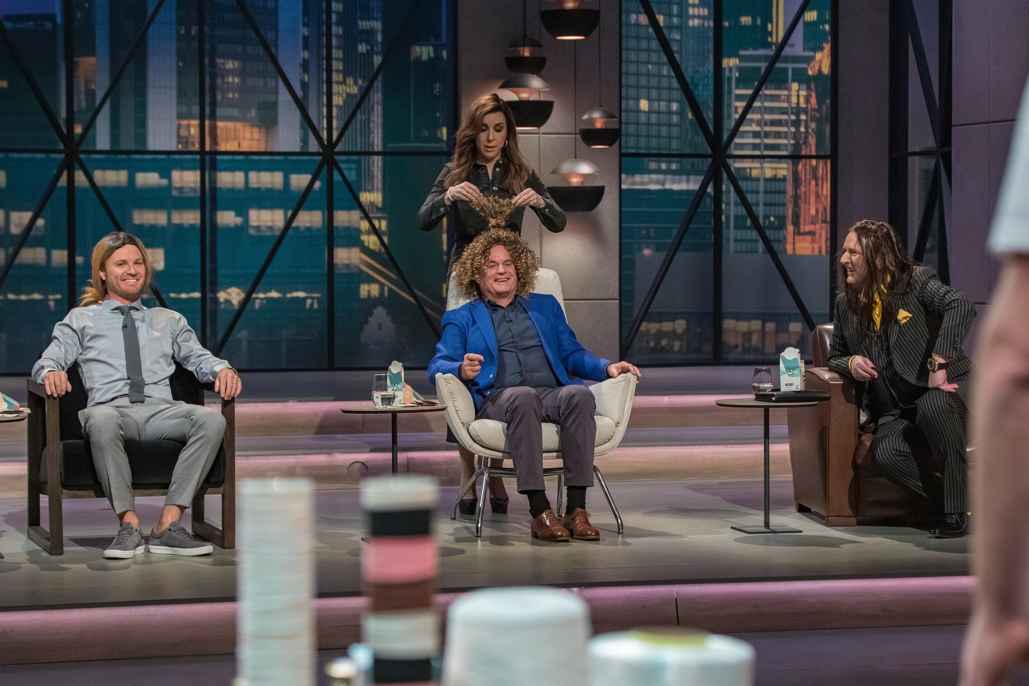 Die Löwen testen fairtye mit Perücken aus. Foto: RTL / Bernd-Michael Maurer