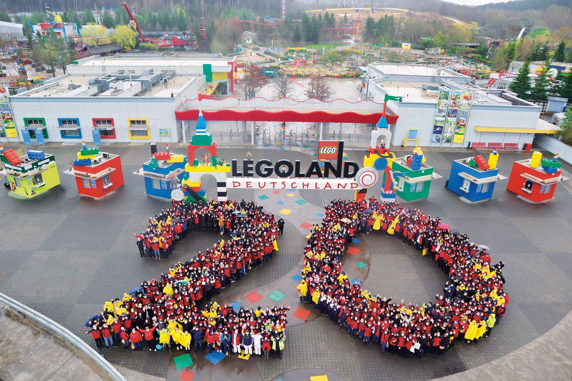 Die Mitarbeiter der Jubiläumssaison formieren sich vor dem Legoland Deutschland zu einer bunten 20. Bild: Legoland.