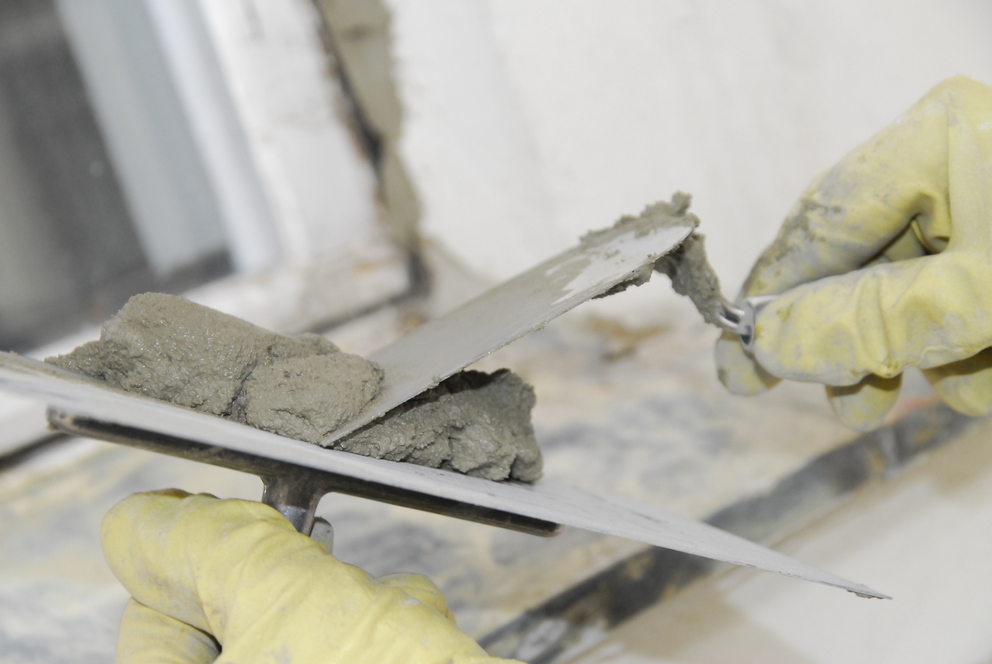 Kelle in Maurerhand: Der Bau sucht händeringend Leute. Trotzdem warten Bauarbeiter dringend auf ein Signal der Arbeitgeber, den Branchenmindestlohn als untersten Lohnsockel nicht aufs Spiel zu setzen. „Das wäre fatal. Dann laufen dem Bau die Leute weg“, so die Industriegewerkschaft BAU. Foto: IG BAU | Tobias Seifert