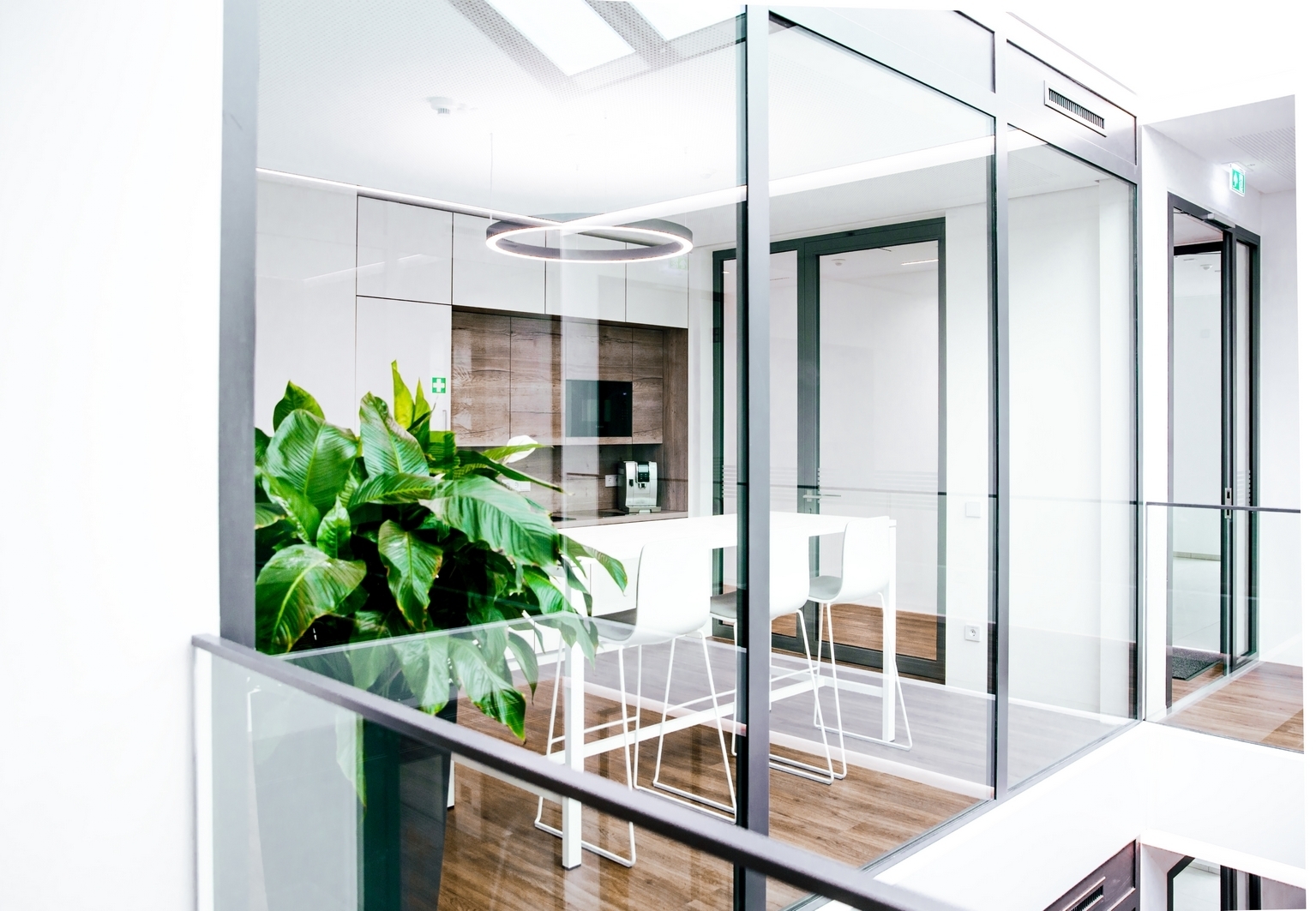 Das Design der Glaselemente mit Stahlrahmen passt sich dem Gesamtkonzept im Inneren des Verwaltungsgebäudes an. Foto: Lessmann GmbH
